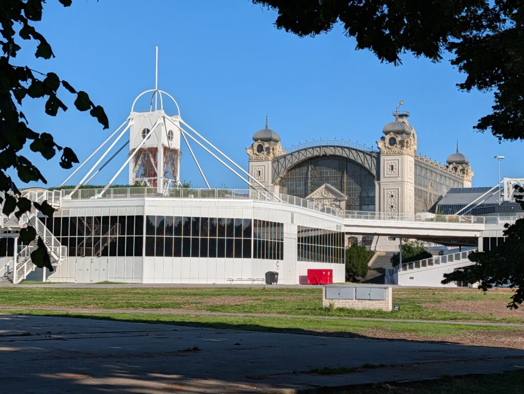 Industriepalast (Průmyslový palác) und Křižík-Pavillon auf dem Prager Messegelände (Výstaviště Praha).