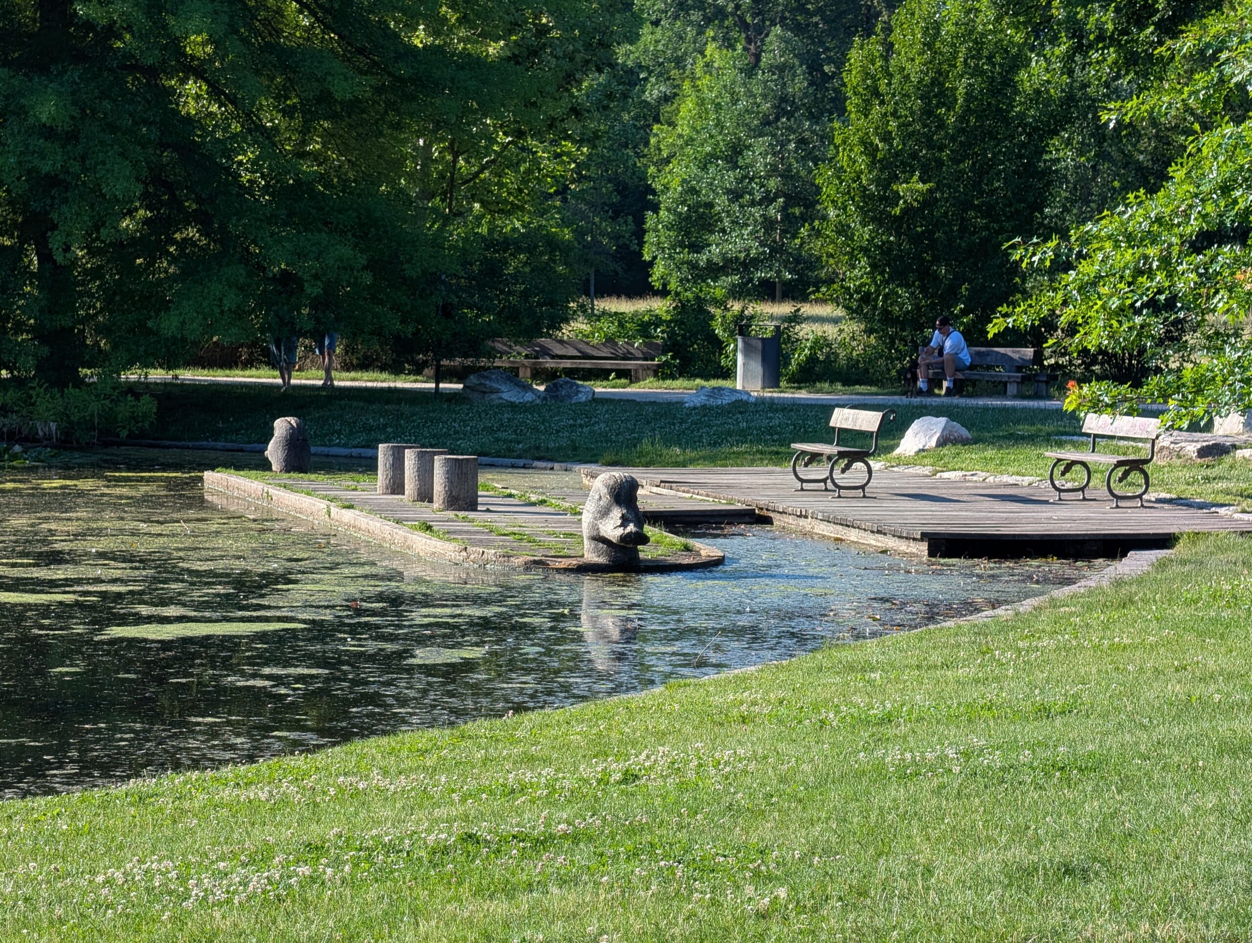 Sitzbereiche und kleiner Steg am Parkteich im Königlichen Wildpark Stromovka (Královská obora Stromovka) in Prag.