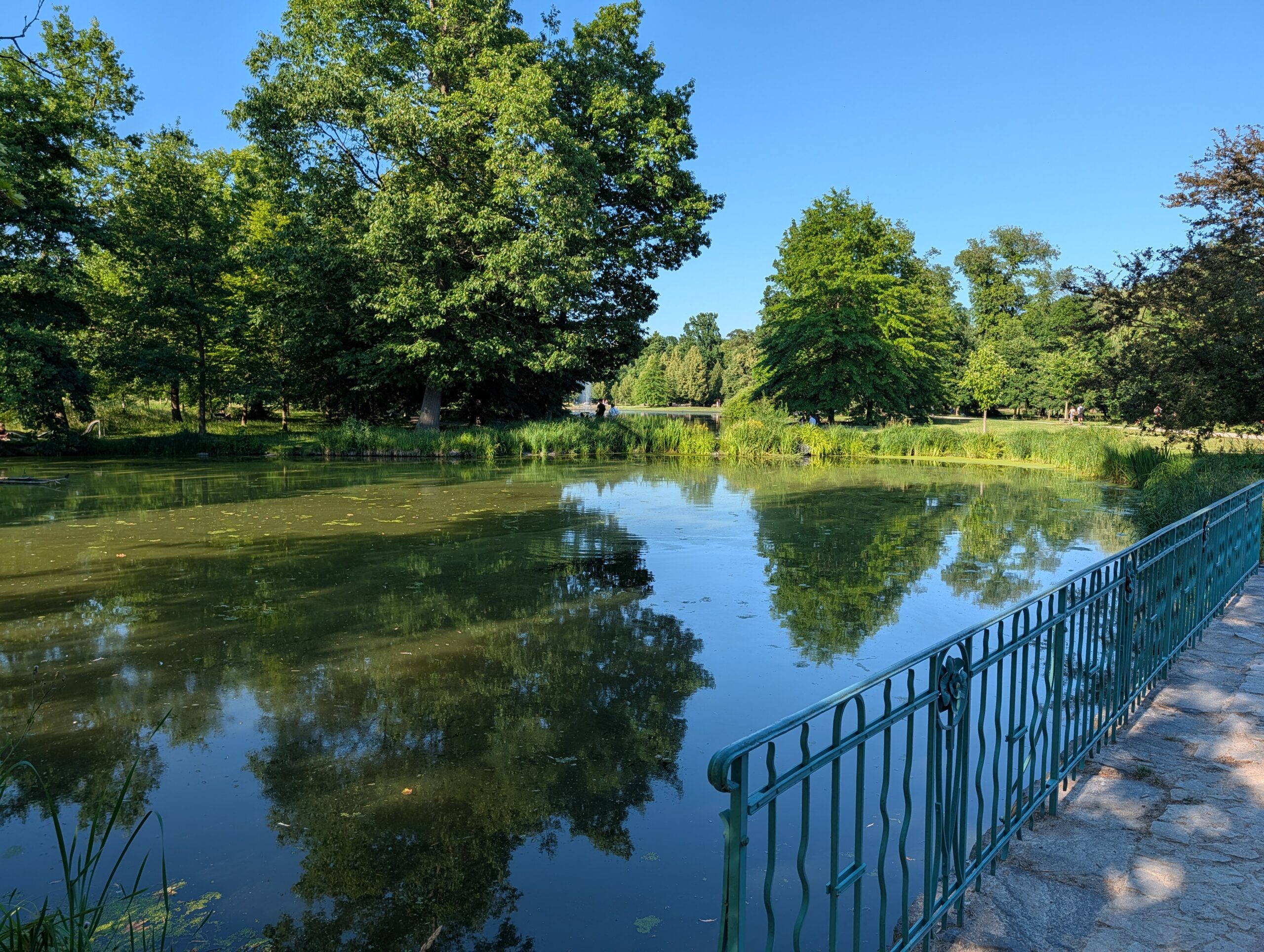 Uferweg mit Geländer am Parkteich im Königlichen Wildpark Stromovka (Královská obora Stromovka) in Prag.