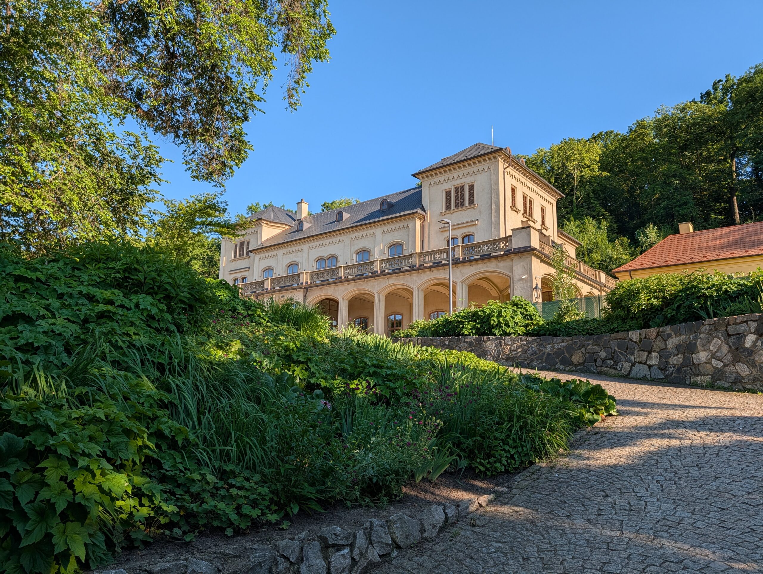 Historische Villa im Königlichen Wildpark Stromovka (Královská obora Stromovka) in Prag, umgeben von Grünanlagen und altem Baumbestand.