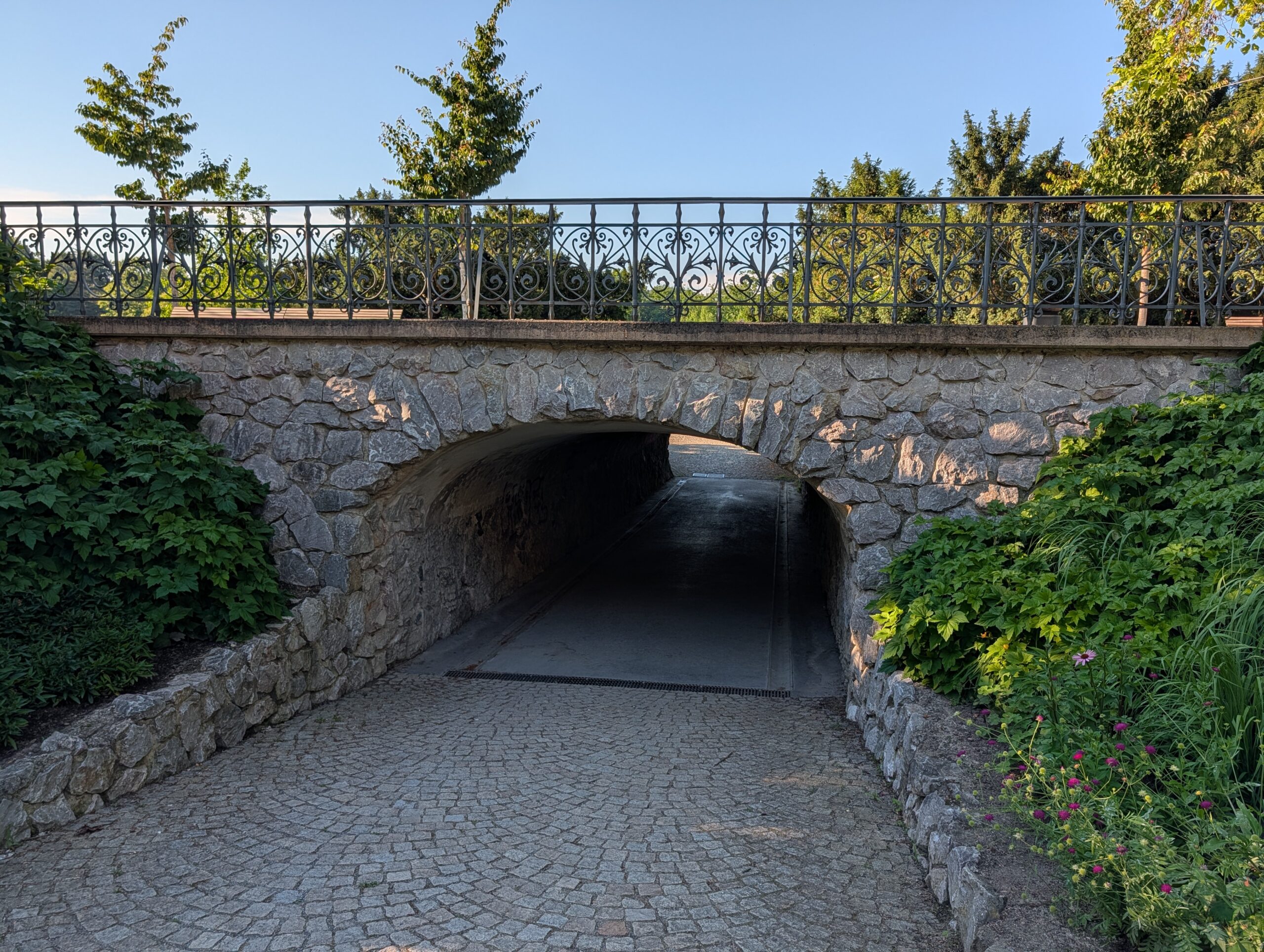 Historische Steinbrücke mit gemauertem Durchgang im Königlichen Wildpark Stromovka (Královská obora Stromovka) in Prag.