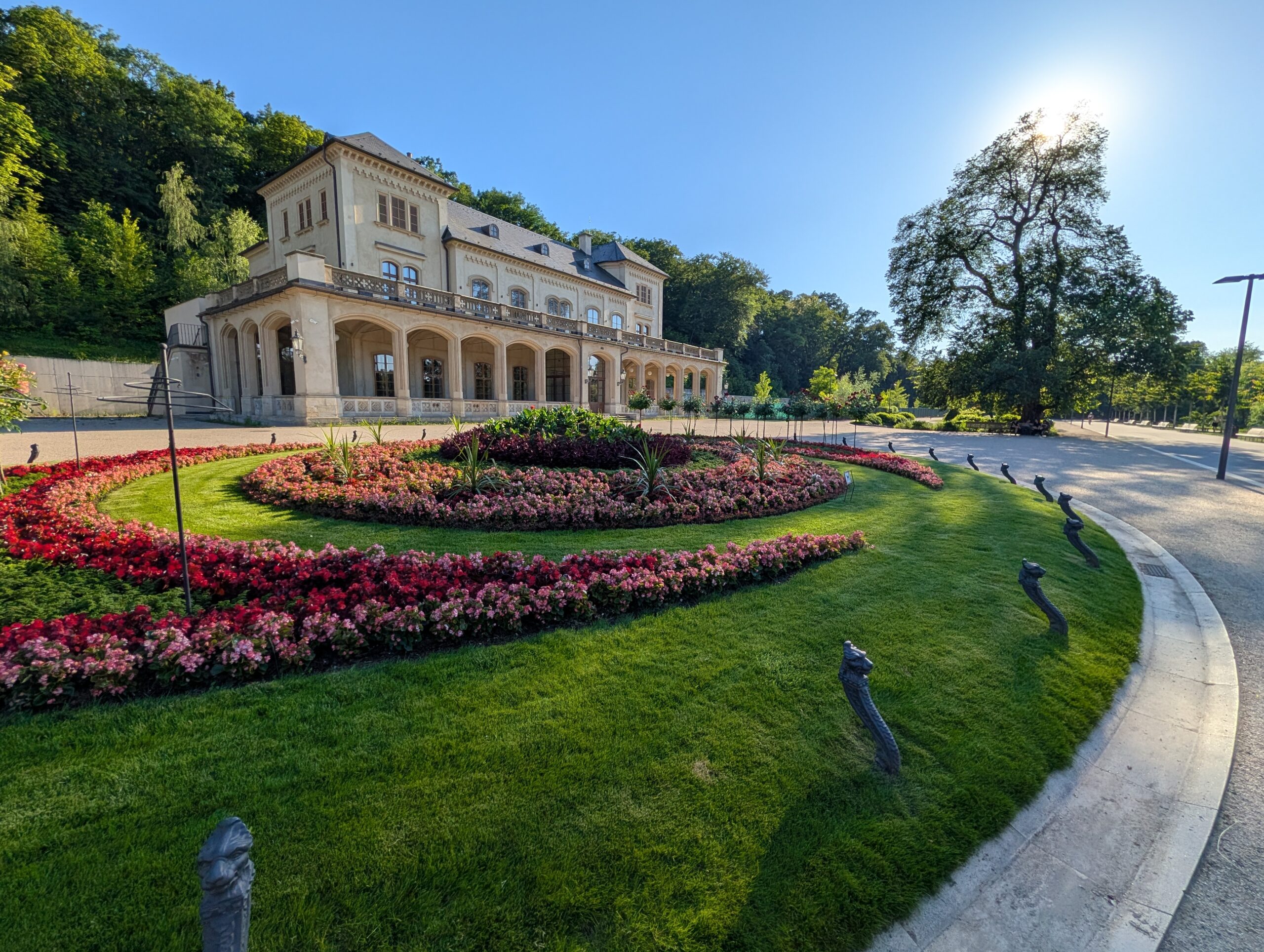 Historisches Šlechtova-Restaurant mit Blumenbeeten im Königlichen Wildpark Stromovka (Královská obora Stromovka) in Prag.