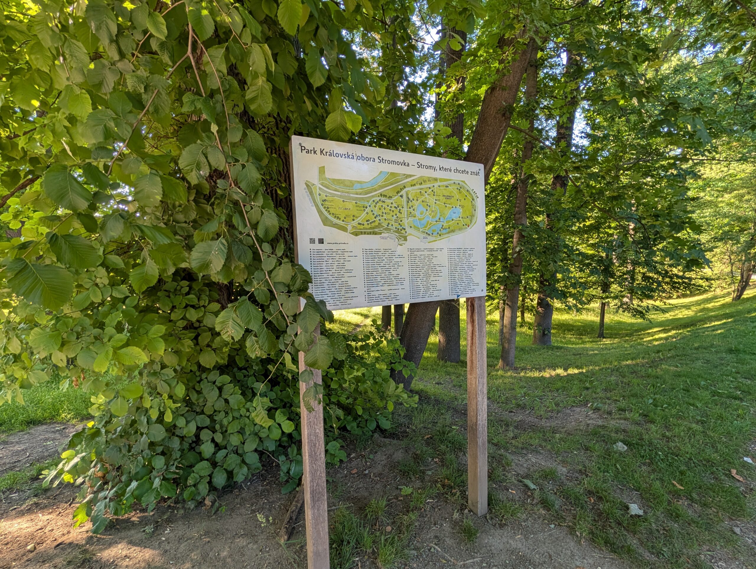 Orientierungstafel mit Parkplan am Eingang des Königlichen Wildparks Stromovka (Královská obora Stromovka) in Prag.