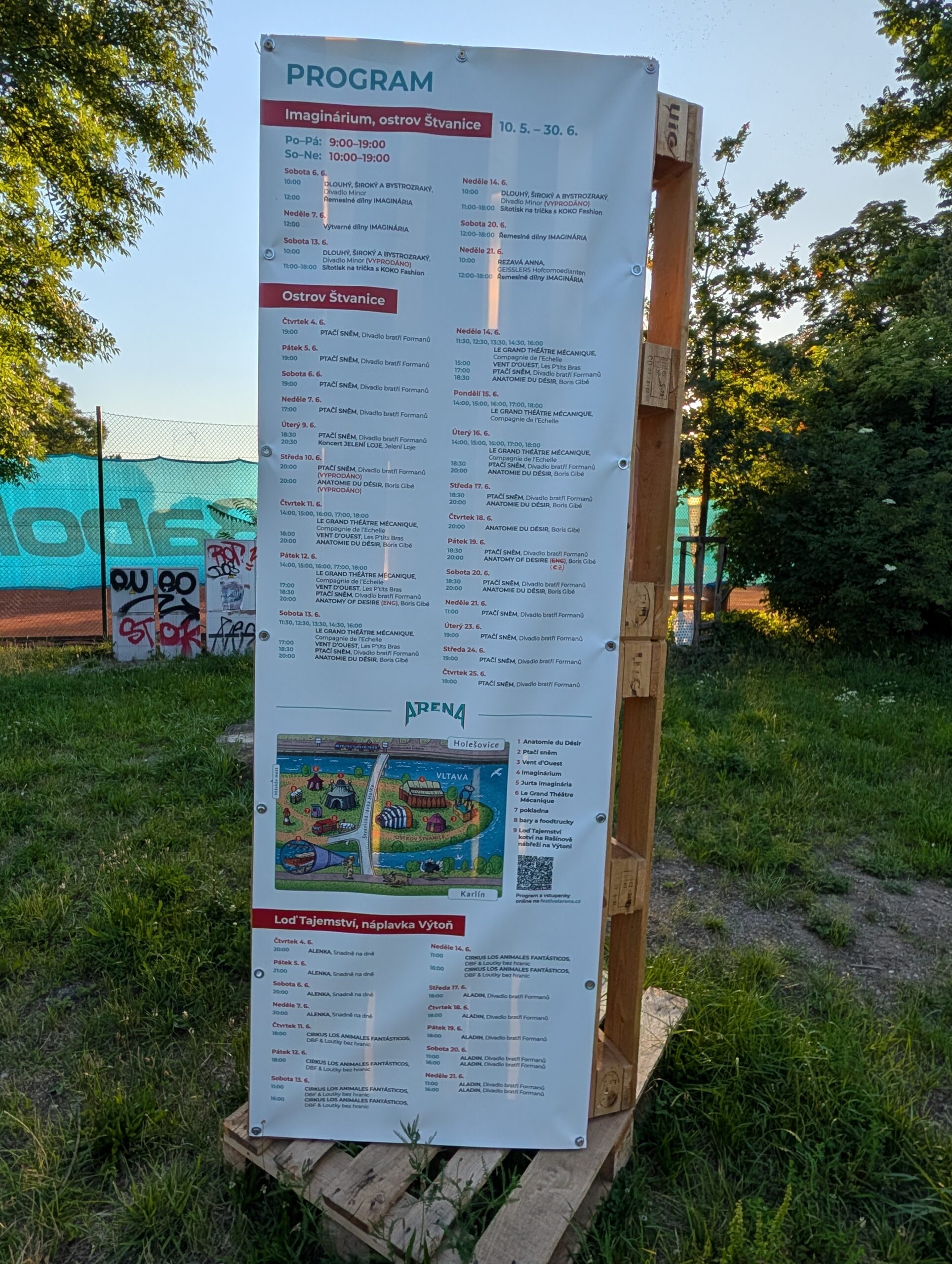 Programmtafel des ARENA Festivals auf der Insel Štvanice in Prag mit Veranstaltungsübersicht und Festivalinformationen.