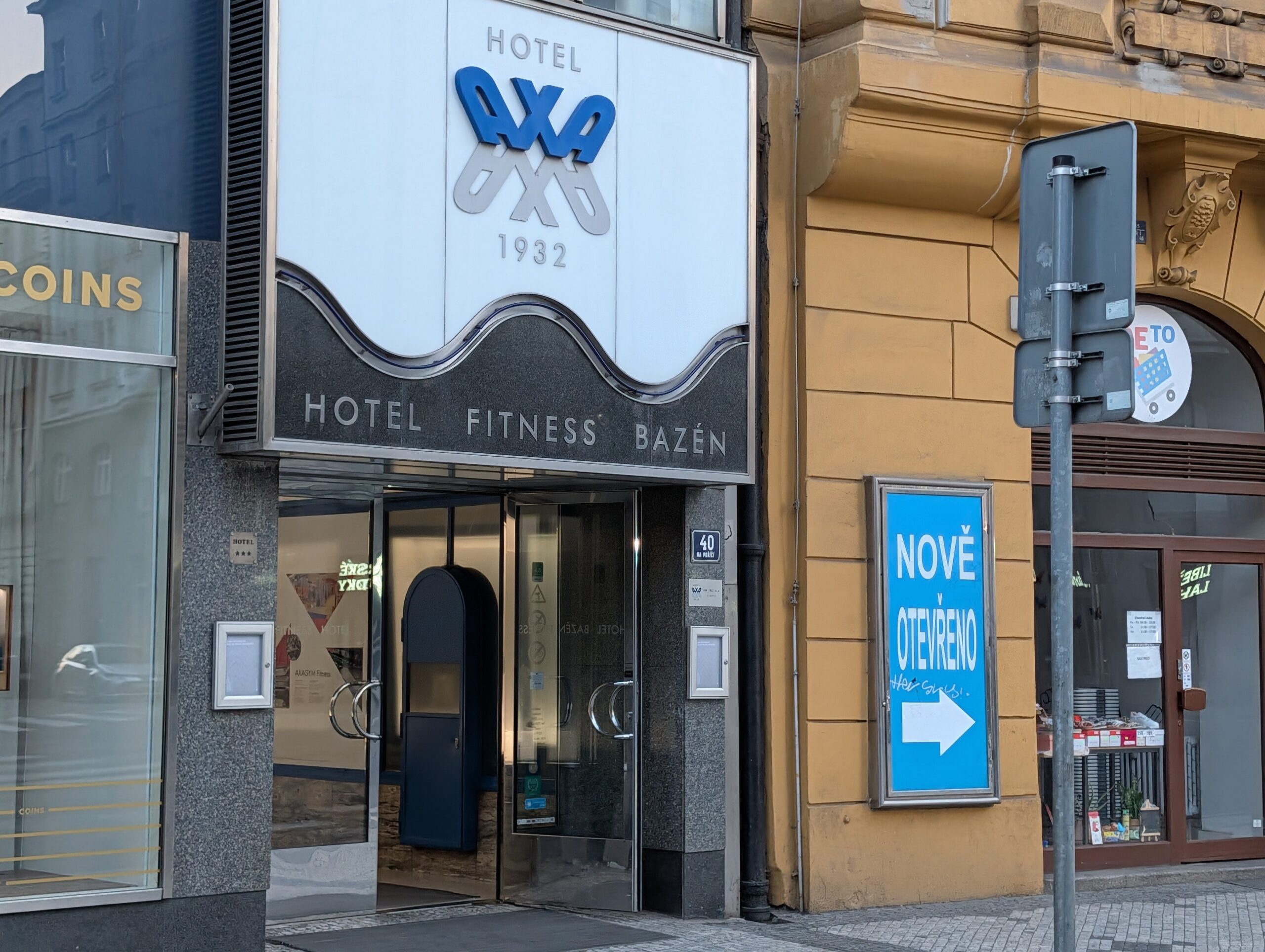 Eingang des Hotel AXA in Prag mit Hinweisen auf Fitnessstudio und Schwimmbad im Stadtzentrum.