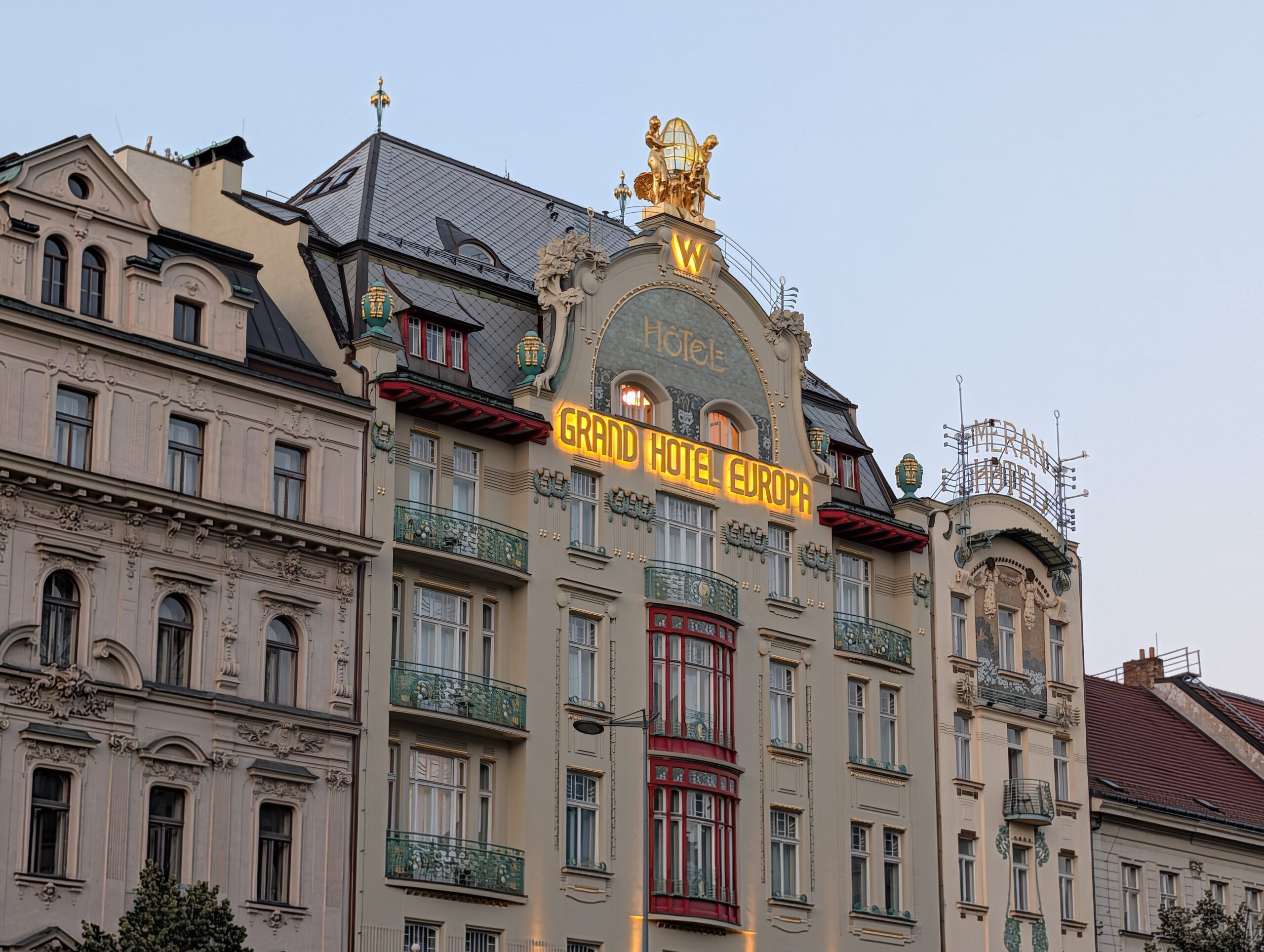 Historische Fassade des Grand Hotel Evropa, heute Teil des Hotel W Prague am Wenzelsplatz in Prag.