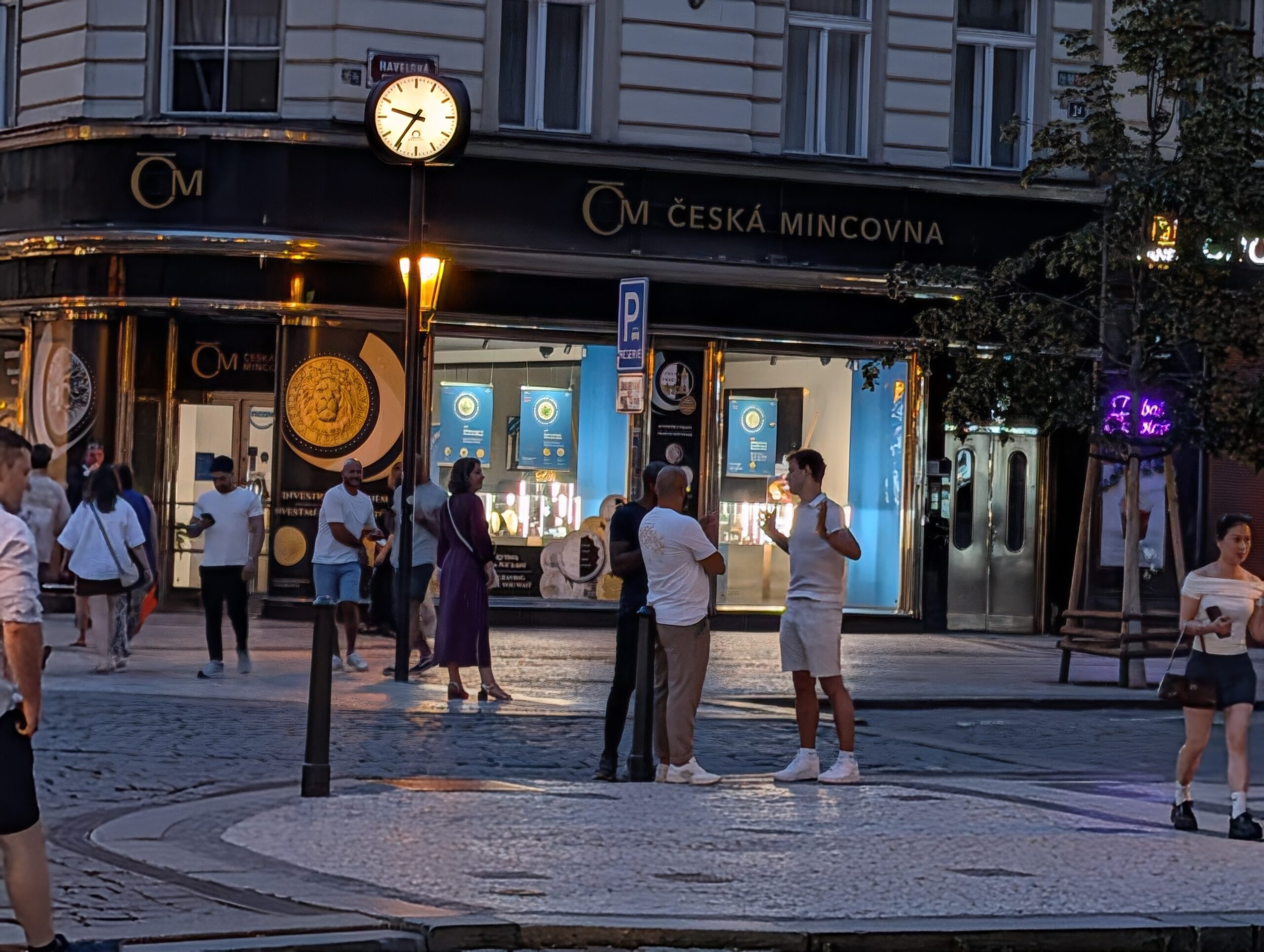 Filiale der Česká Mincovna in der Prager Altstadt bei Abenddämmerung.