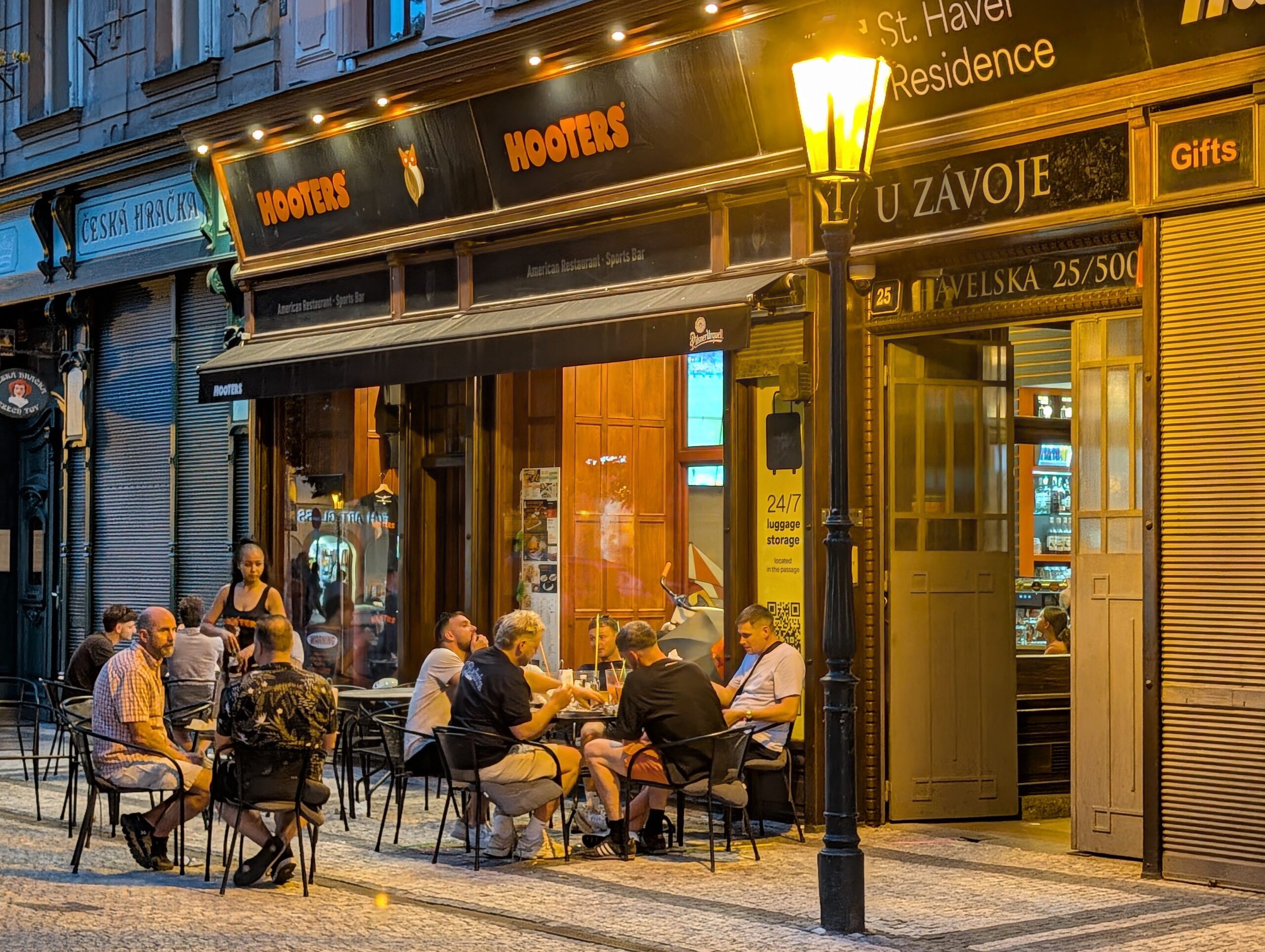 Außengastronomie des Hooters-Restaurants in der Havelská-Straße in Prag bei Nacht.