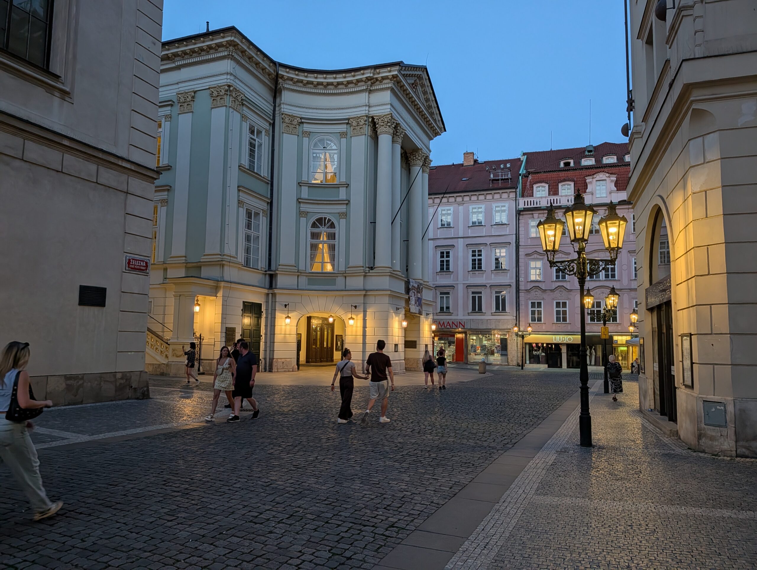 Ständetheater in der Prager Altstadt während der Abenddämmerung.