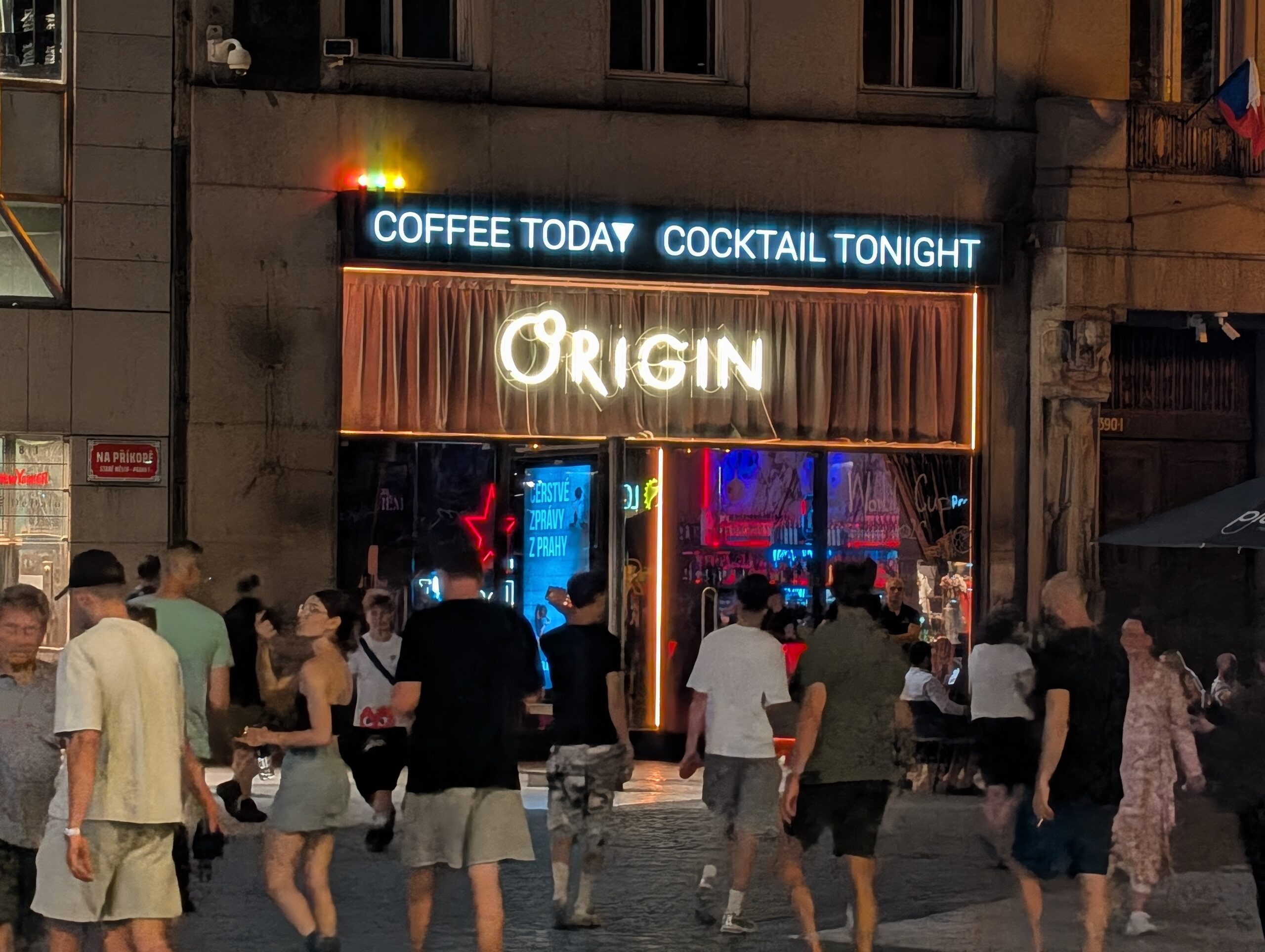 Eingangsbereich der Origin Music Bar & Cafe nahe dem Wenzelsplatz in Prag bei Nacht.