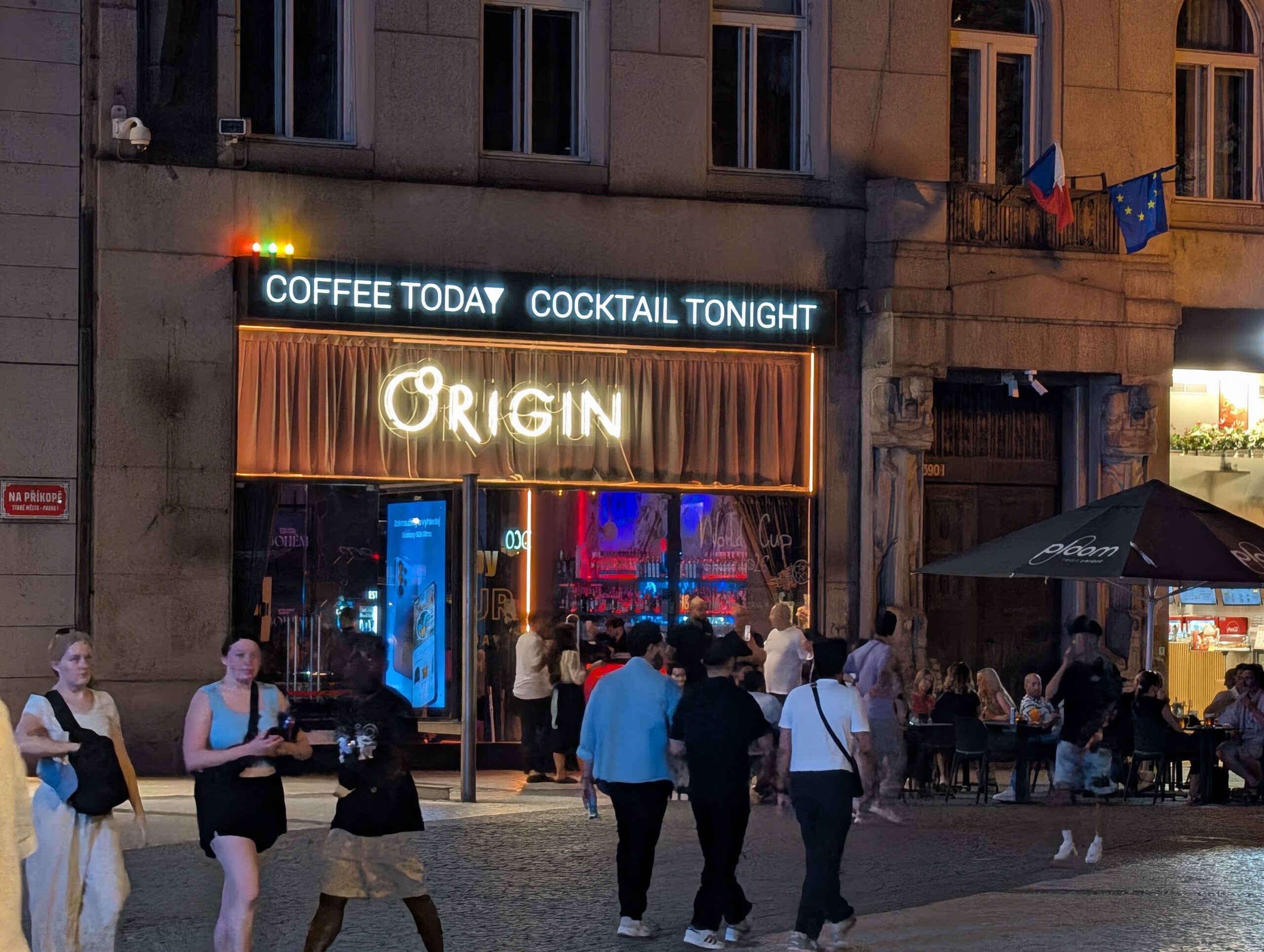 Eingangsbereich der Origin Music Bar & Cafe nahe dem Wenzelsplatz in Prag bei Nacht.
