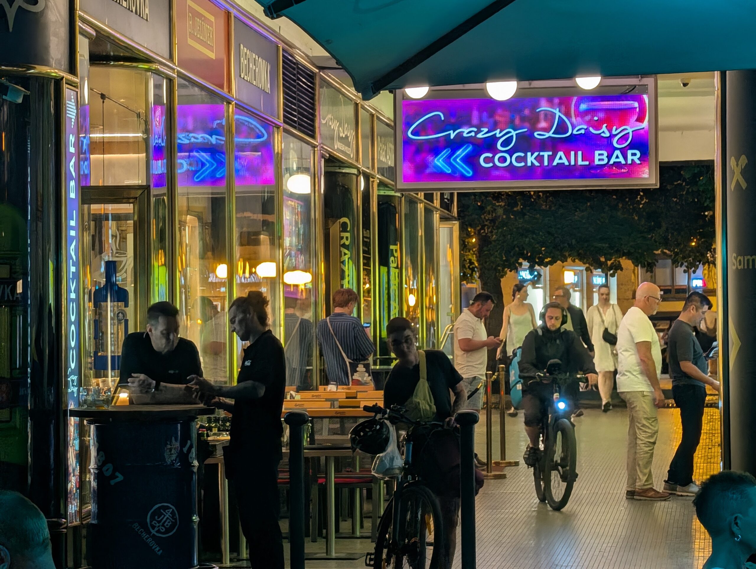 Eingangsbereich der Crazy Daisy Cocktail Bar nahe dem Wenzelsplatz in Prag bei Nacht.