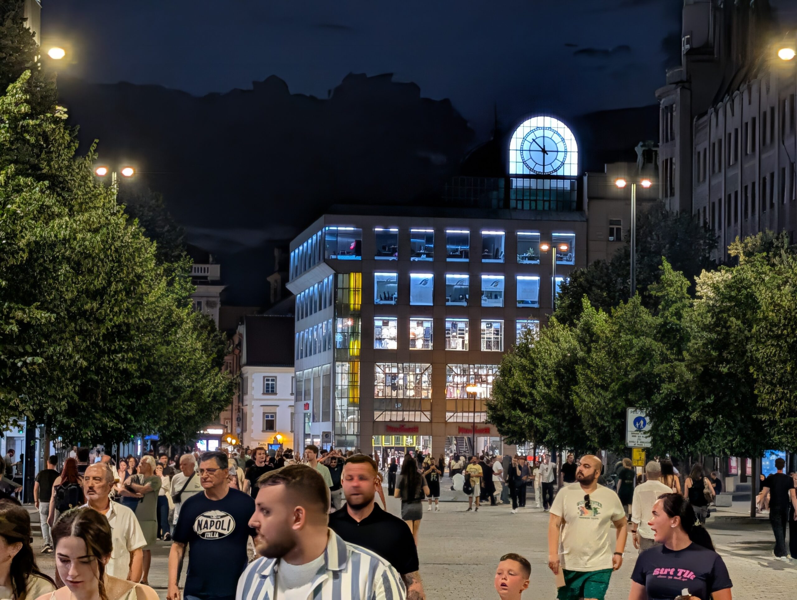 Fußgänger auf der Einkaufsstraße Na Příkopě nahe dem Wenzelsplatz in Prag bei Nacht.