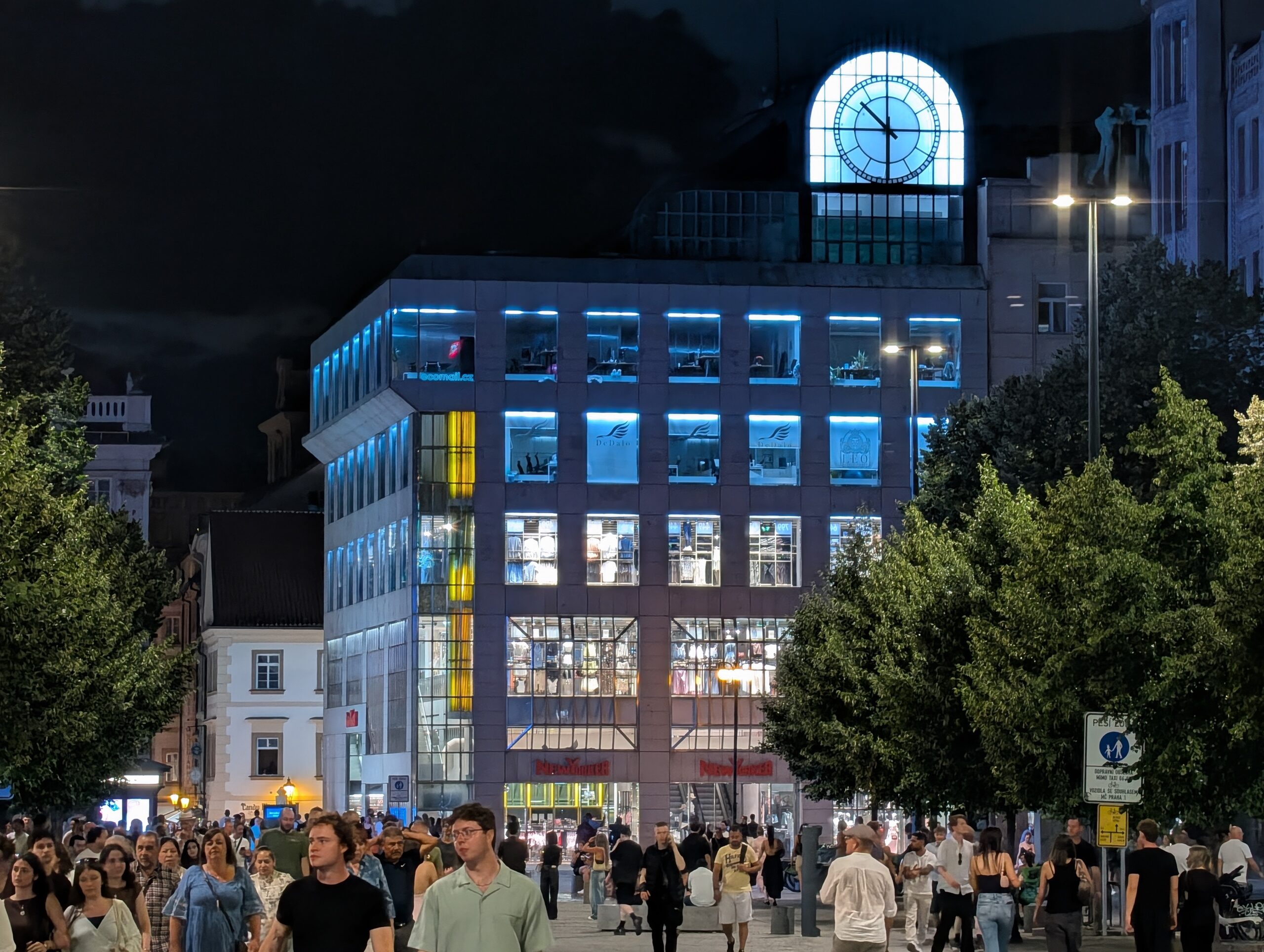 Fußgänger auf der Einkaufsstraße Na Příkopě nahe dem Wenzelsplatz in Prag bei Nacht.