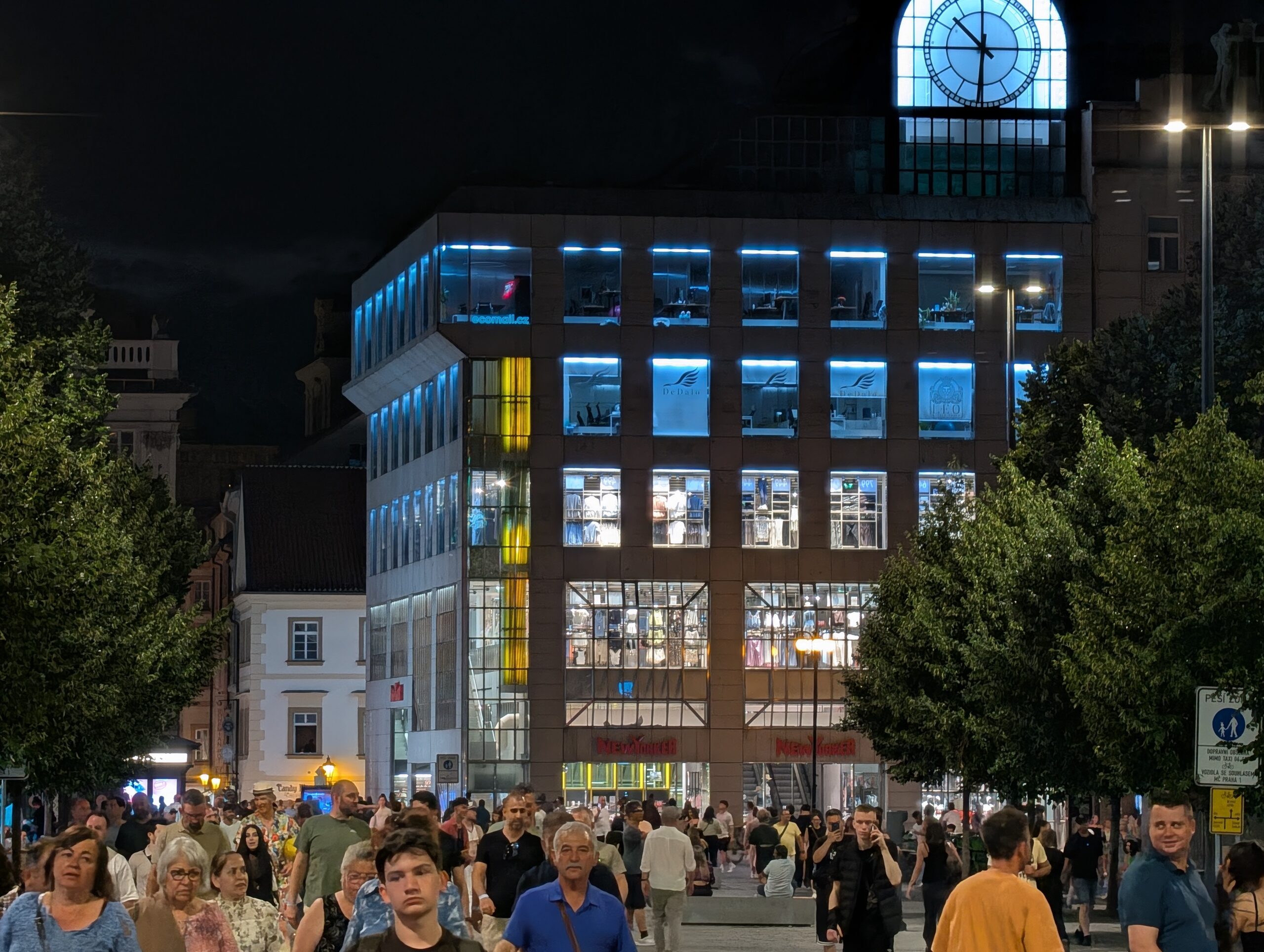 Fußgänger auf der Einkaufsstraße Na Příkopě nahe dem Wenzelsplatz in Prag bei Nacht.