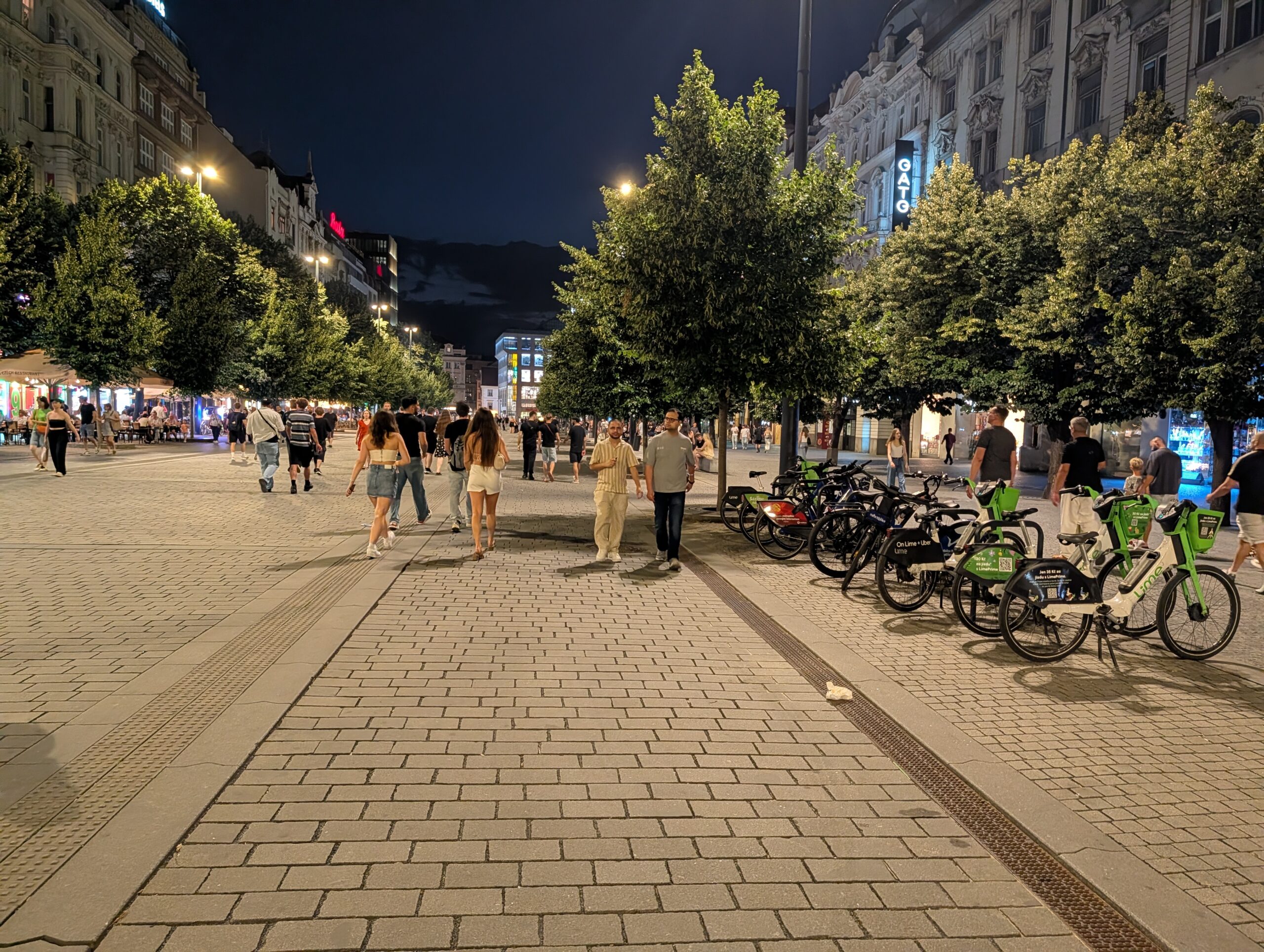 Bike-Sharing-Station mit Leihfahrrädern am Wenzelsplatz in Prag bei Nacht.