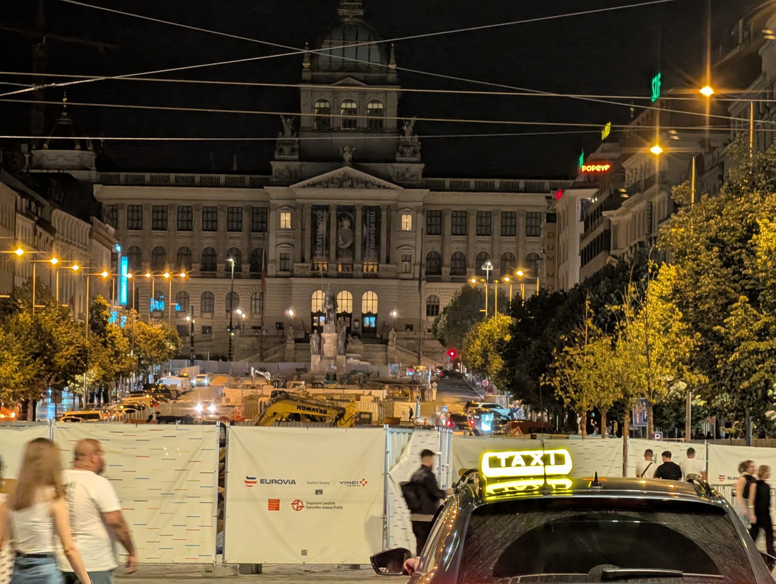 Taxi vor dem Nationalmuseum am Wenzelsplatz in Prag bei Nacht.