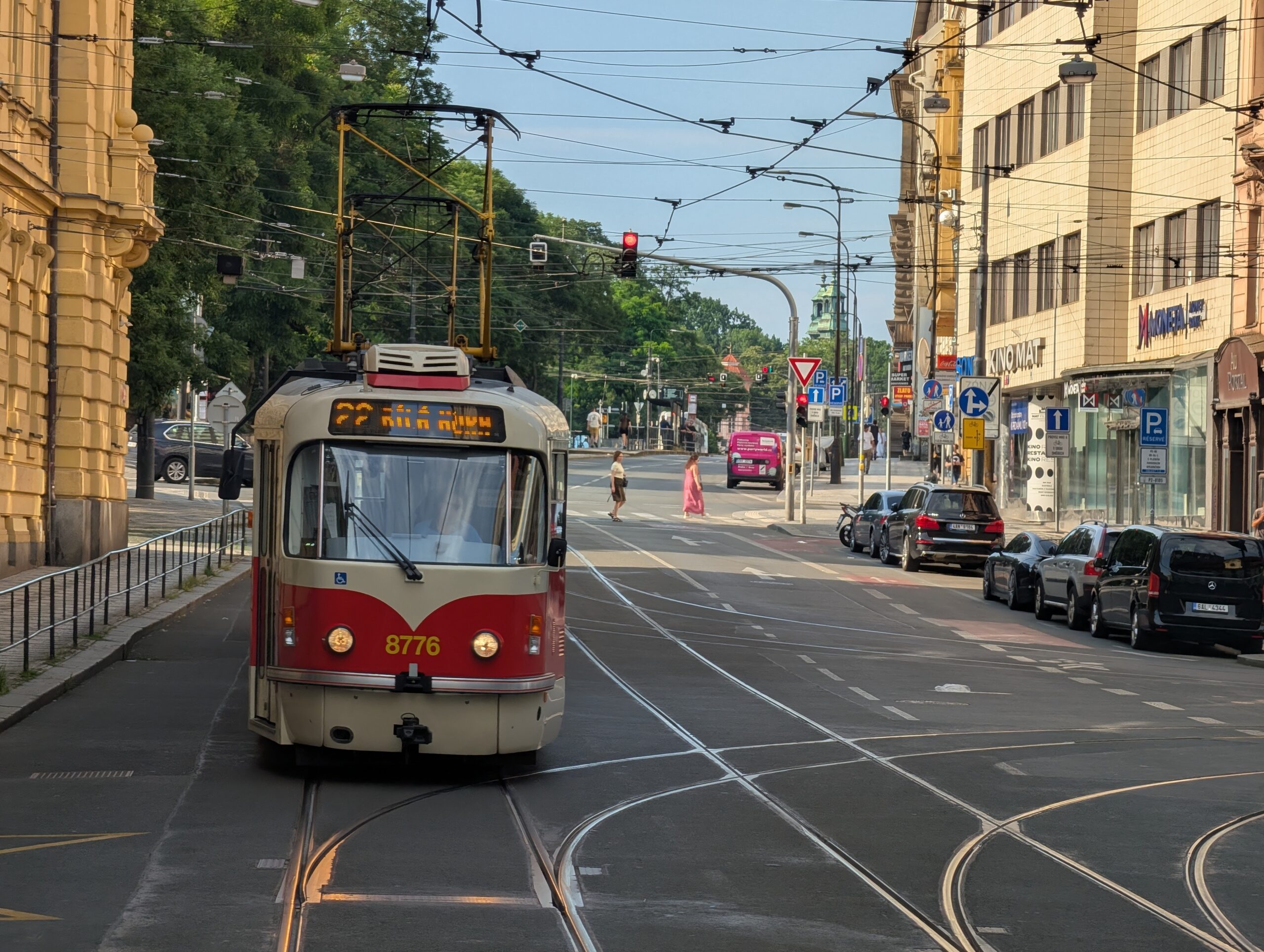 Straßenbahn der Linie 22 auf den Gleisen in der Prager Neustadt.