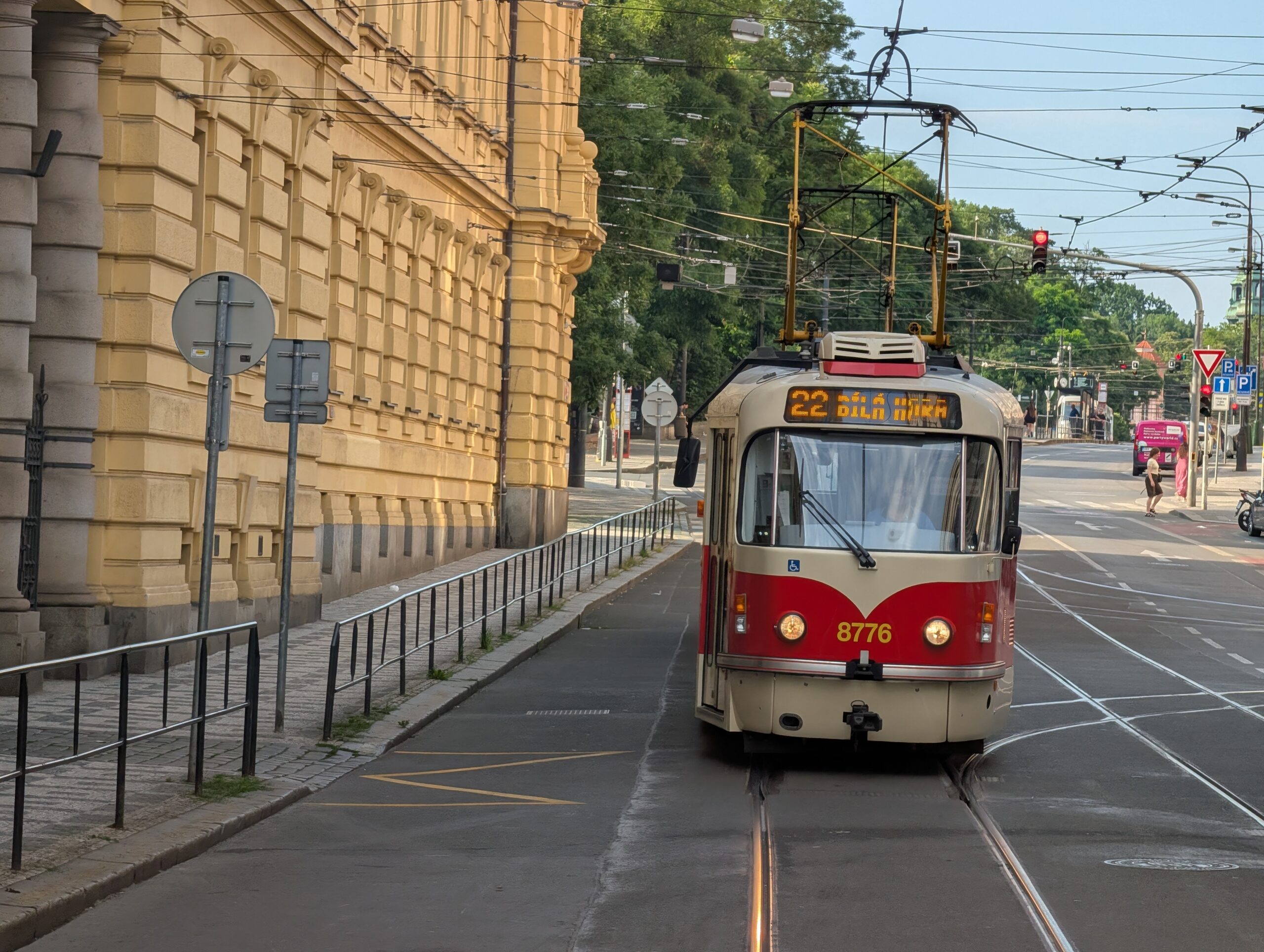 Straßenbahn der Linie 22 auf den Gleisen in der Prager Neustadt.