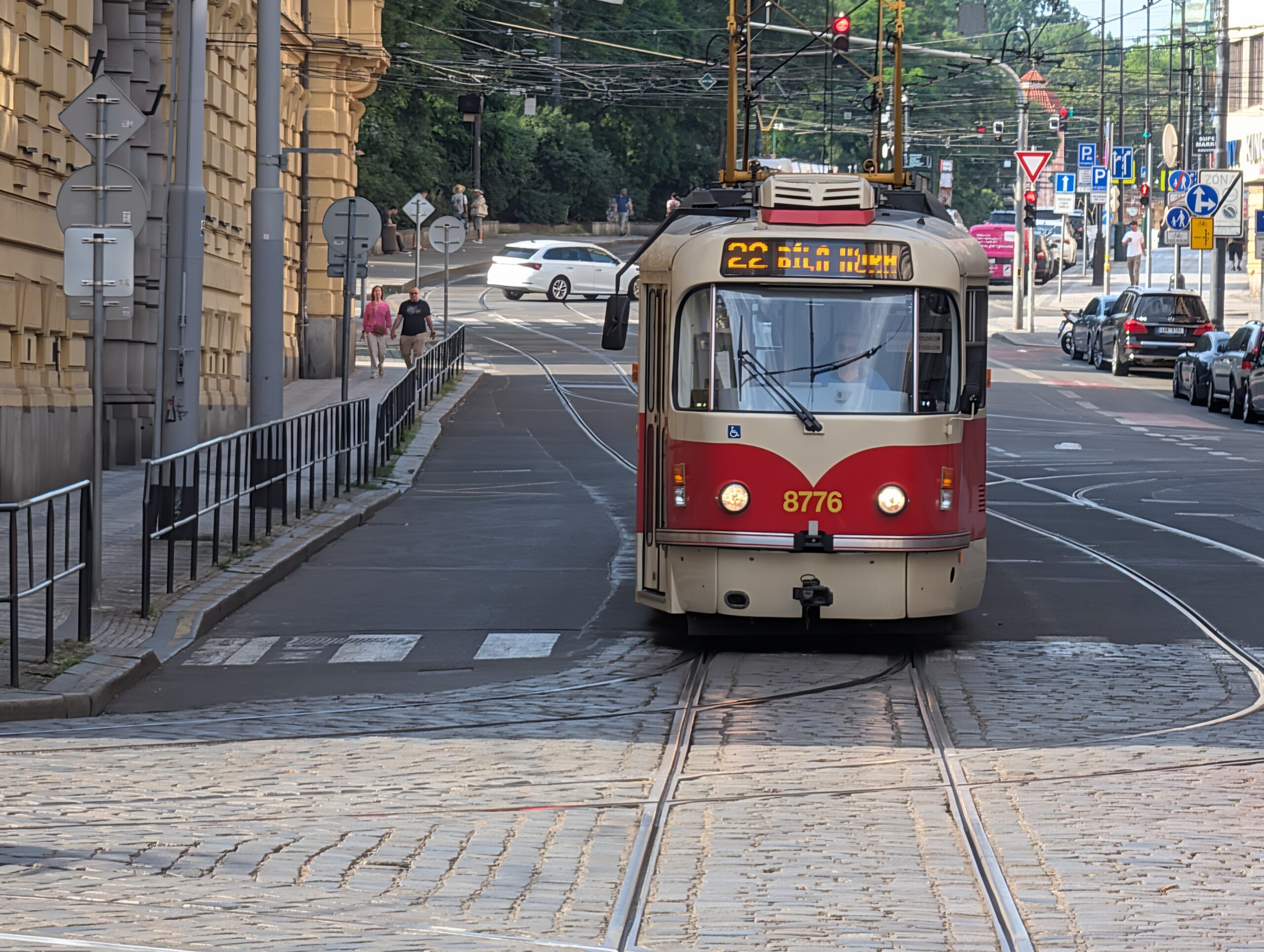 Straßenbahn der Linie 22 auf den Gleisen in der Prager Neustadt.