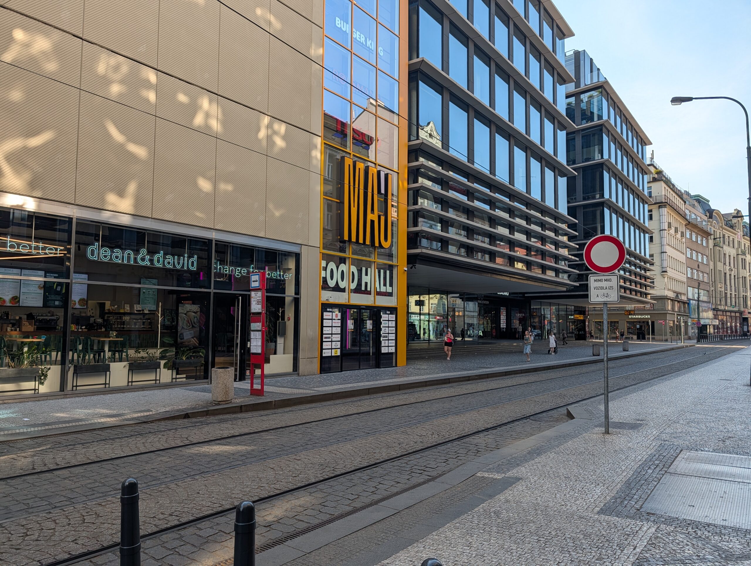 Außenansicht des Einkaufszentrums Máj Národní an der Národní třída im Zentrum von Prag.