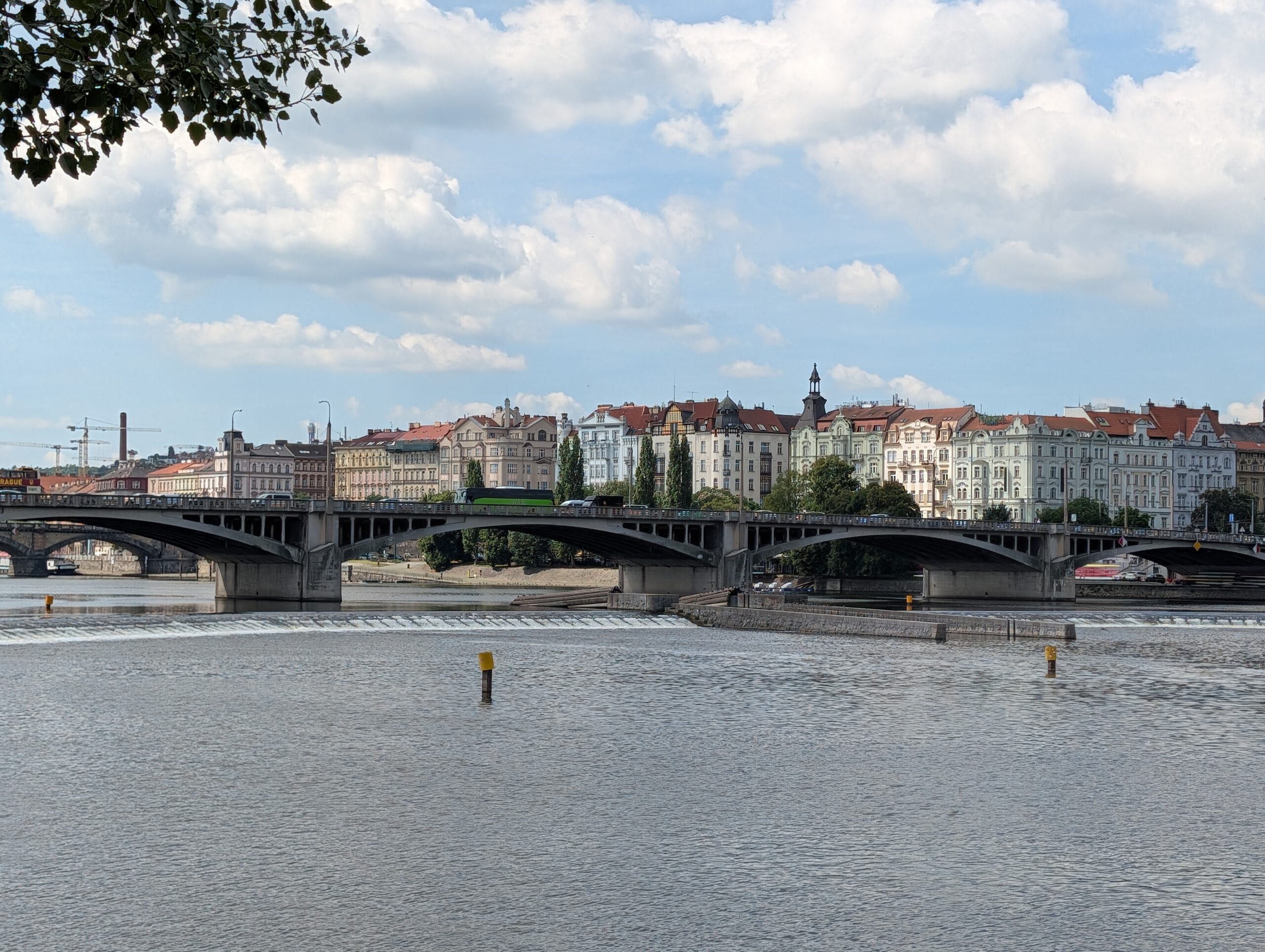 Jirásek-Brücke über der Moldau mit historischen Häusern am Prager Ufer
