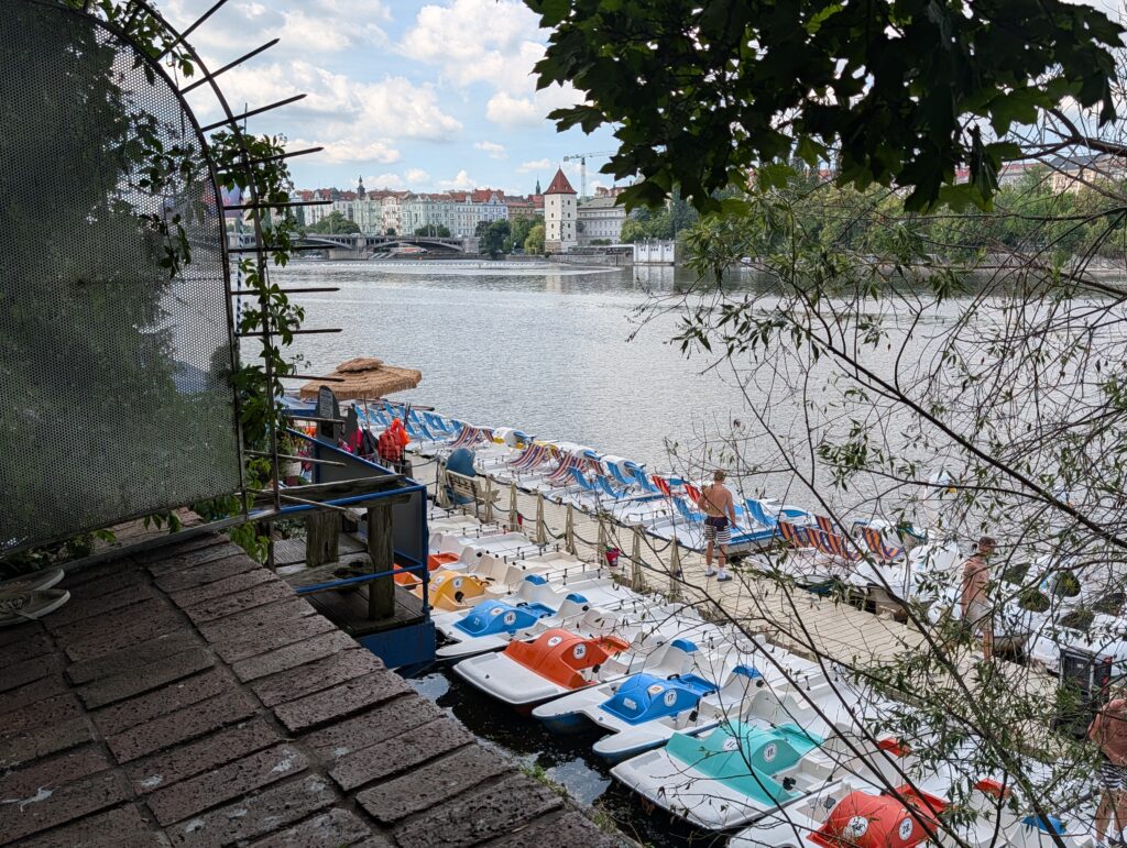 Bunte Tretboote am Bootsverleih Slovanka auf der Slawischen Insel in Prag