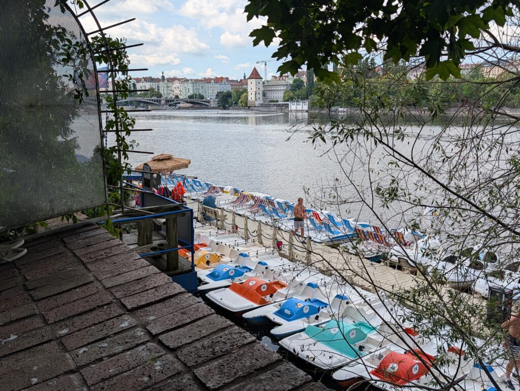 Bunte Tretboote am Bootsverleih Slovanka auf der Slawischen Insel in Prag