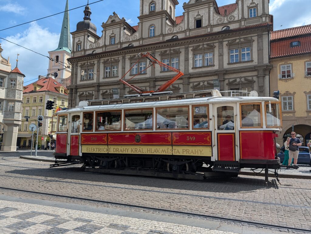 Historische Straßenbahn Linie 42 am Kleinseitner Ring in der Prager Kleinseite