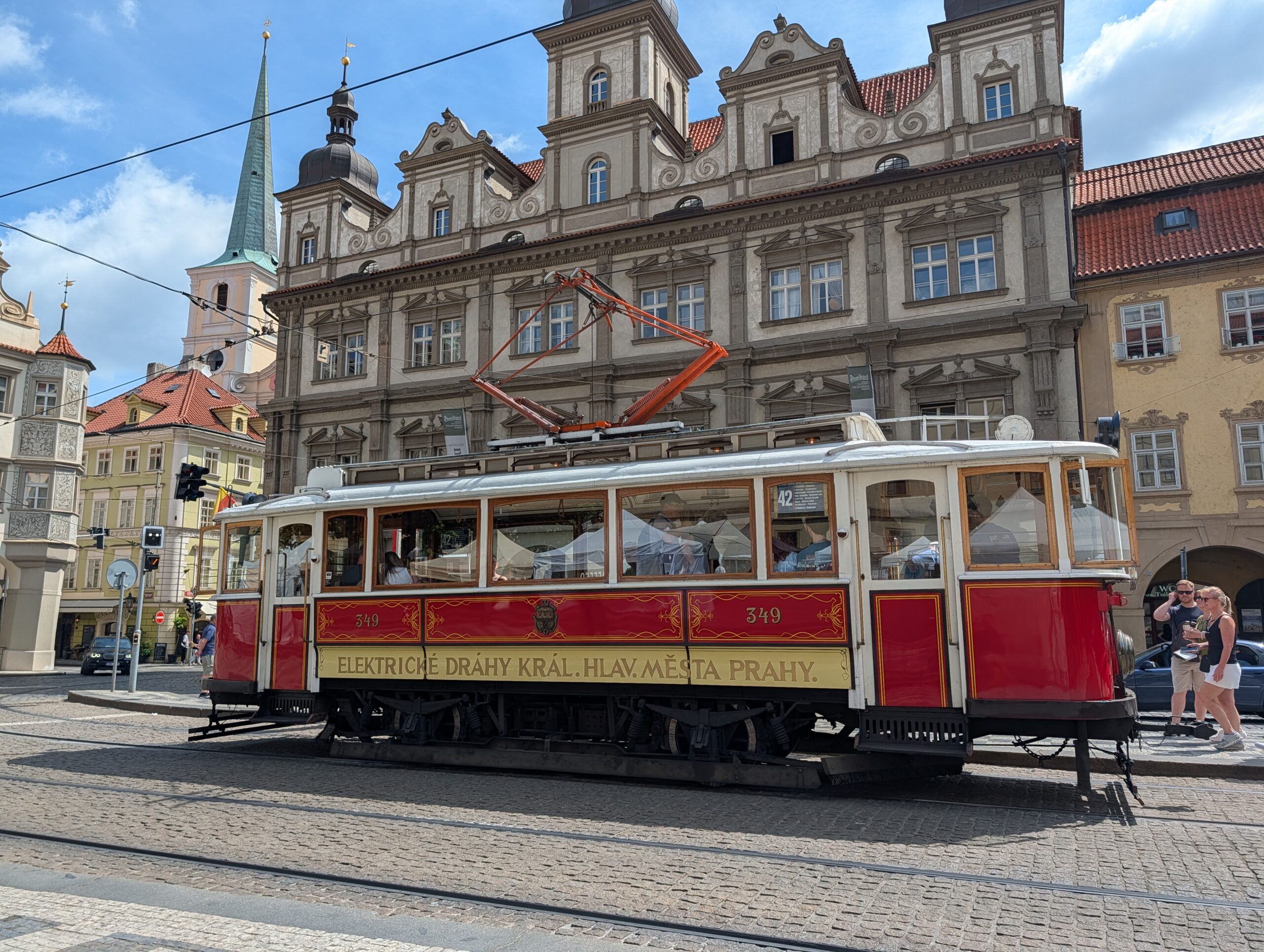 Historische Straßenbahn Linie 42 am Kleinseitner Ring in der Prager Kleinseite