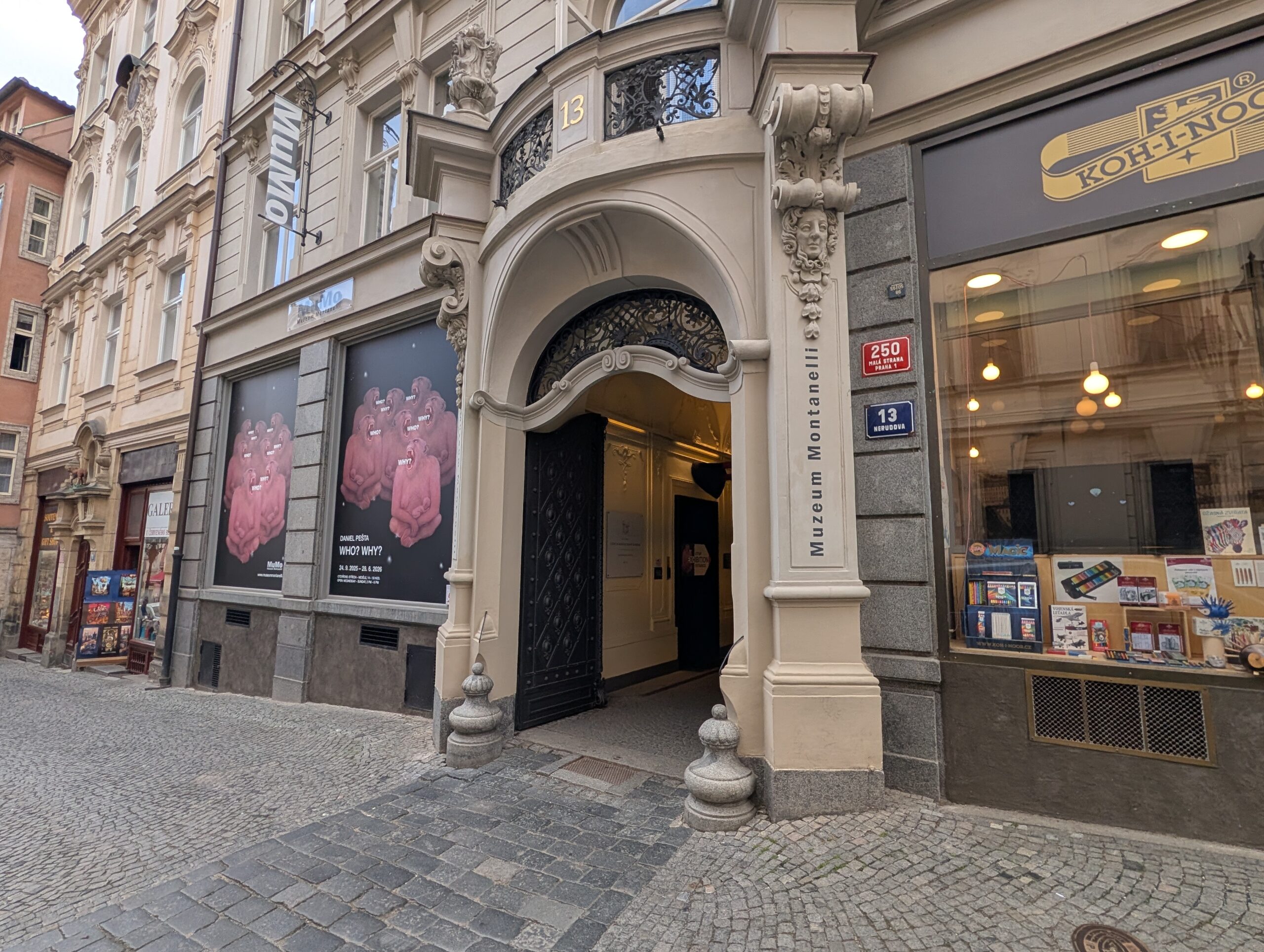 Verzierter Eingang zum Museum Montanelli in Prag mit Ausstellungsplakaten