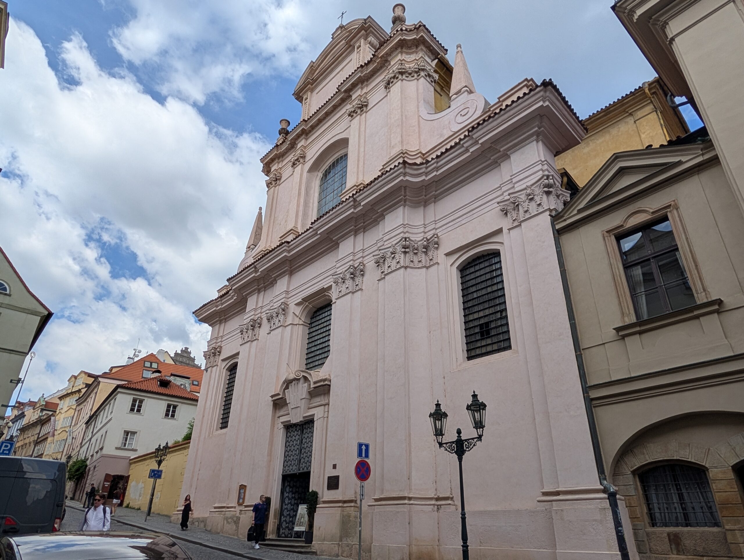 Helle Fassade der Kirche der Jungfrau Maria bei den Theatinern an der Nerudagasse in Prag