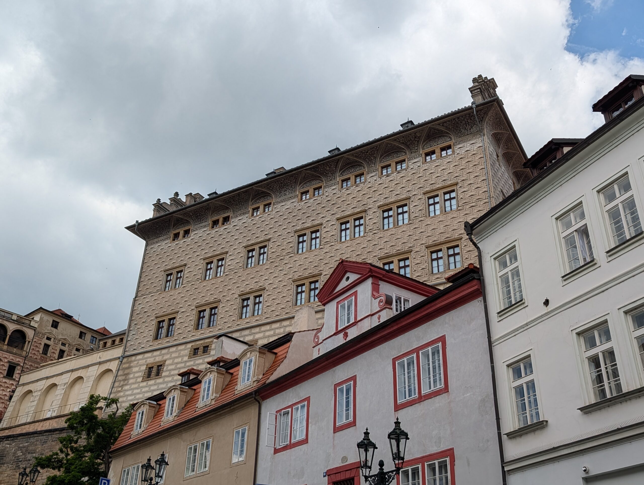 Schwarzenberg-Palais mit Sgraffito-Fassade über historischen Häusern auf dem Hradschin in Prag