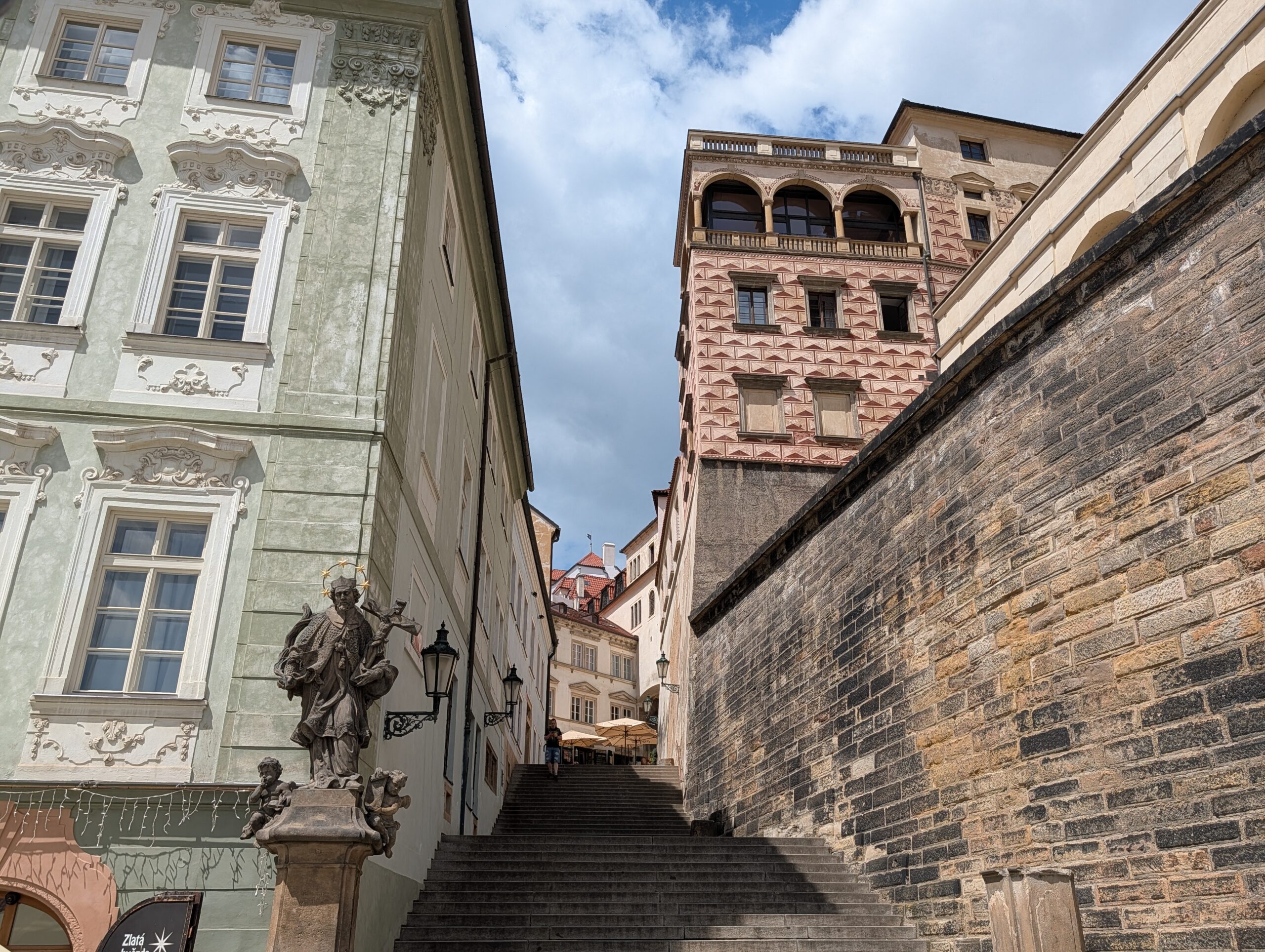 Steile Treppe mit Johannes-von-Nepomuk-Statue und Schwarzenberg-Palais auf dem Prager Hradschin