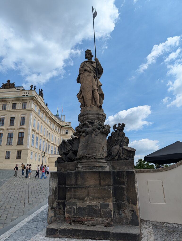 Barocke Statue des heiligen Philipp Neri nahe der Burgtreppe auf dem Hradschiner Platz in Prag