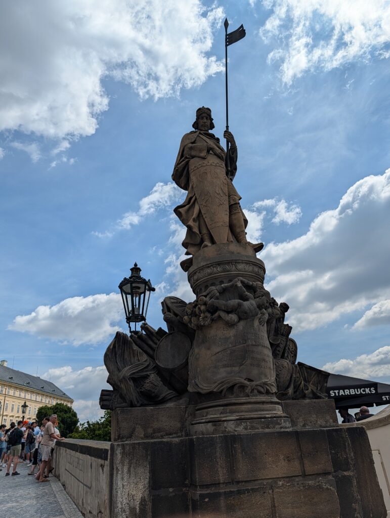 Barocke Statue des heiligen Philipp Neri nahe der Burgtreppe auf dem Hradschiner Platz in Prag