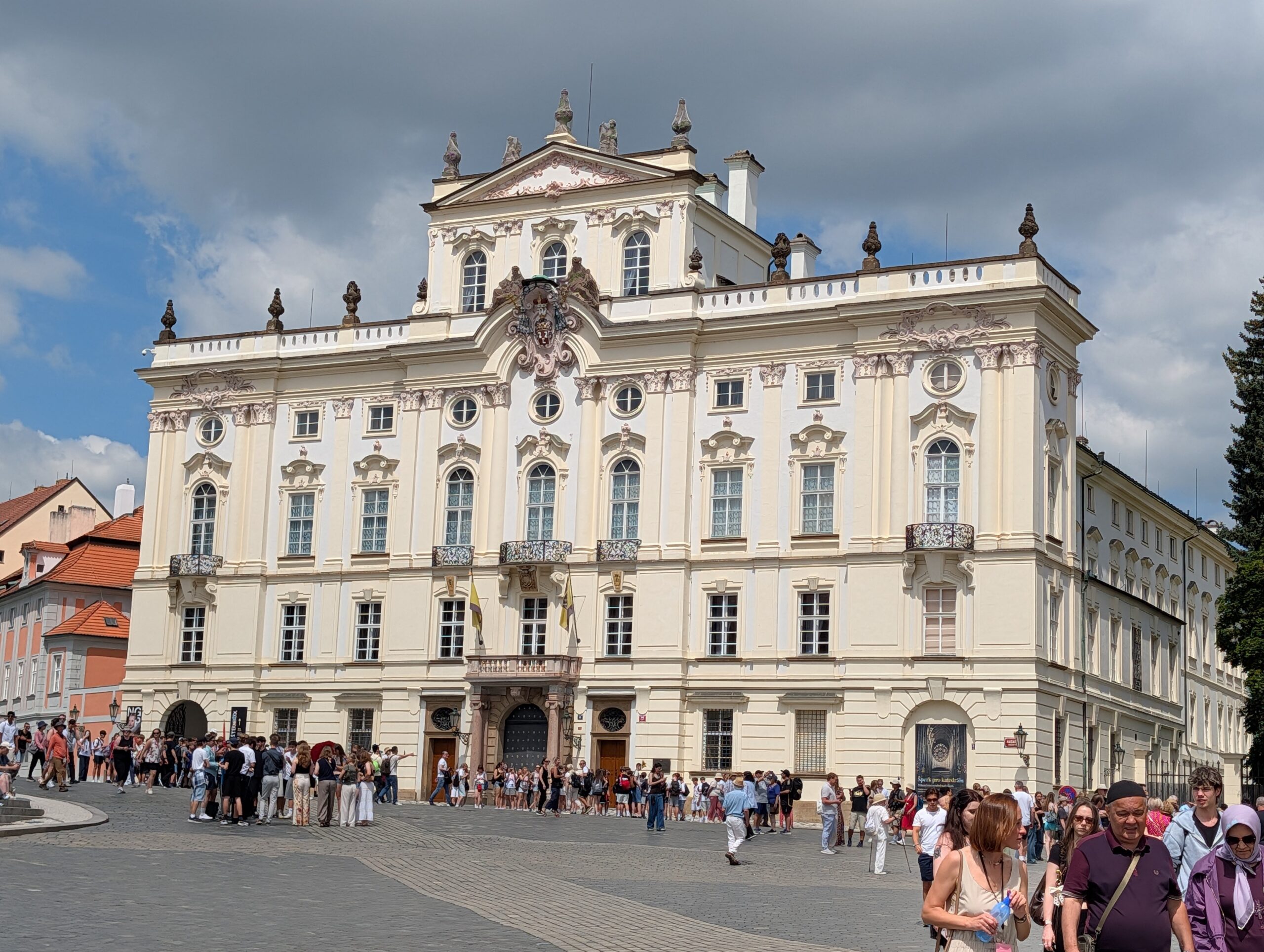 Erzbischöfliches Palais mit barocker Fassade auf dem Hradschiner Platz in Prag