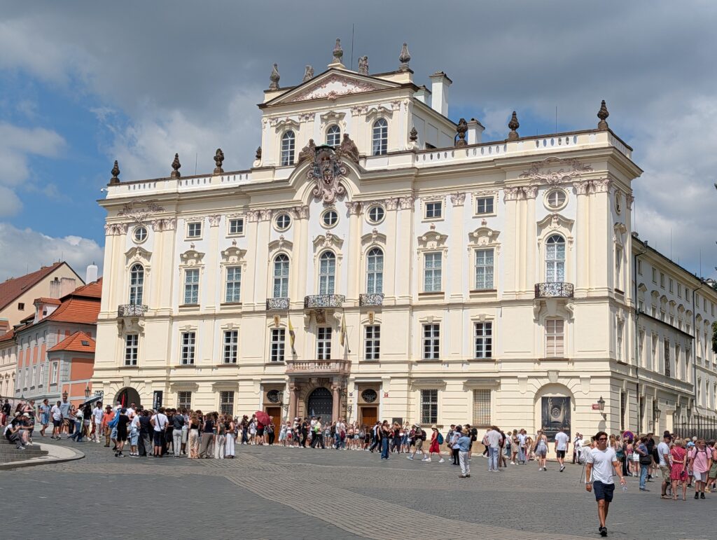 Erzbischöfliches Palais mit barocker Fassade auf dem Hradschiner Platz in Prag