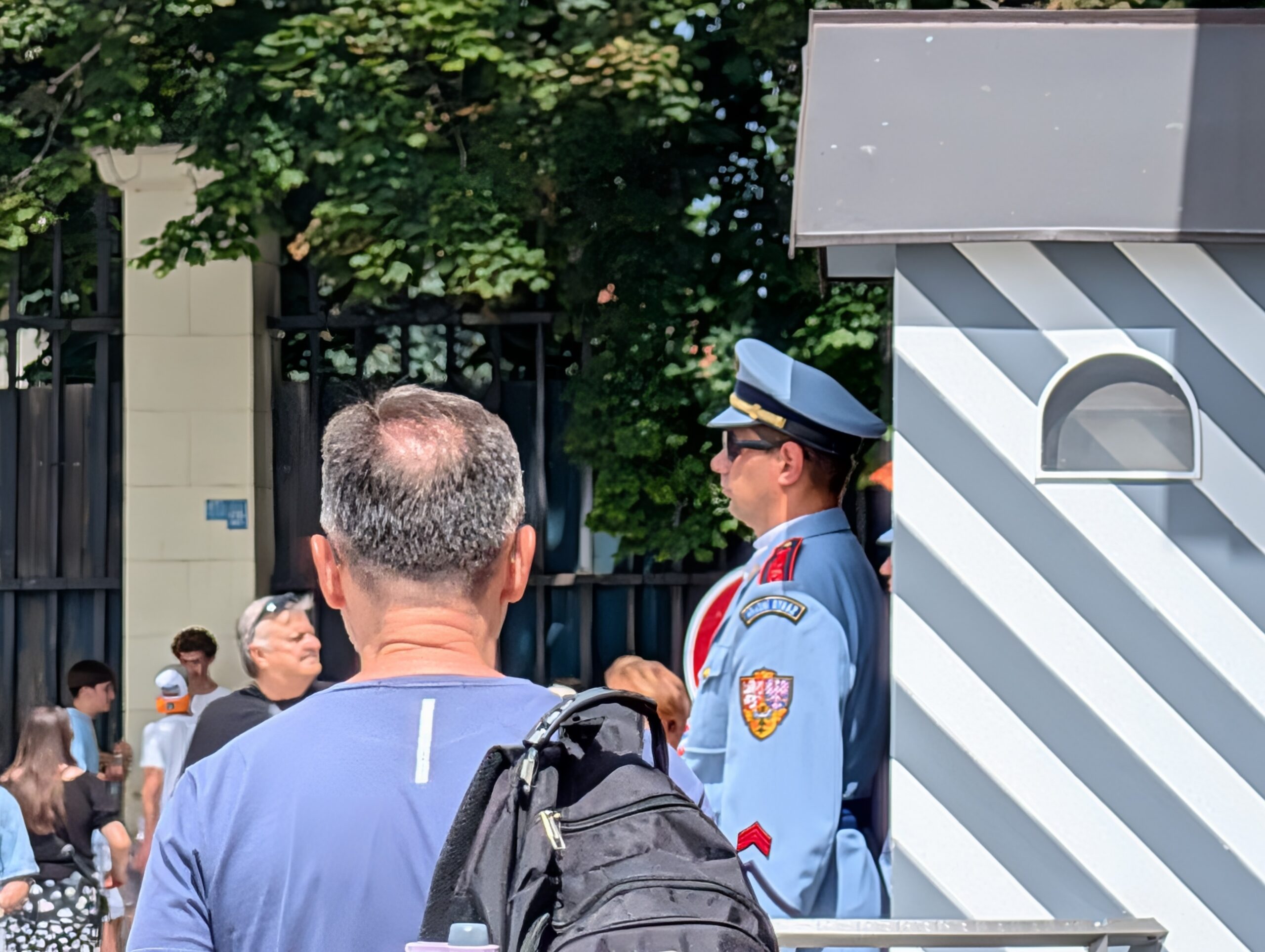 Soldat der Burgwache neben einem Wachhäuschen an der Prager Burg