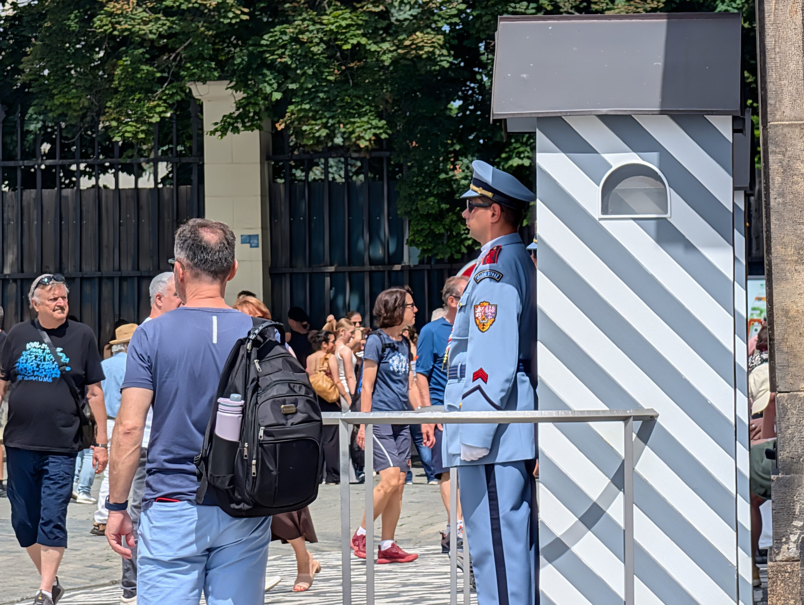 Soldat der Burgwache neben einem grau-weiß gestreiften Wachhäuschen an der Prager Burg
