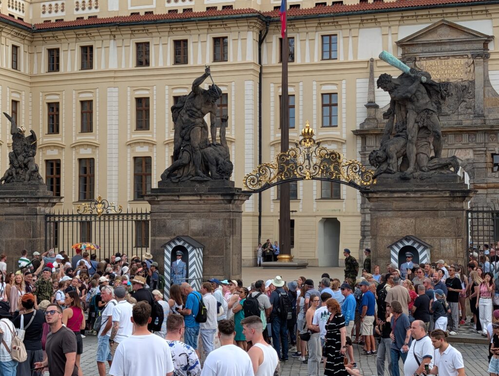 Tor der Giganten am Haupteingang der Prager Burg mit Burgwache und zahlreichen Besuchern