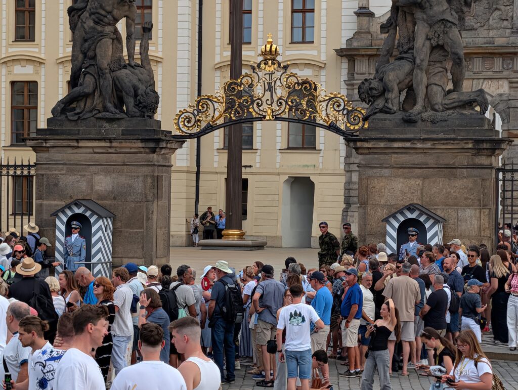 Tor der Giganten der Prager Burg mit Burgwache und zahlreichen Besuchern