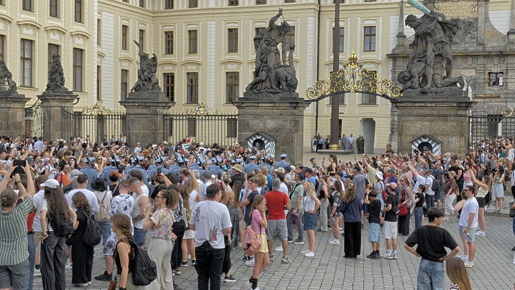Große Menschenmenge bei der Wachablösung am Tor der Giganten vor der Prager Burg