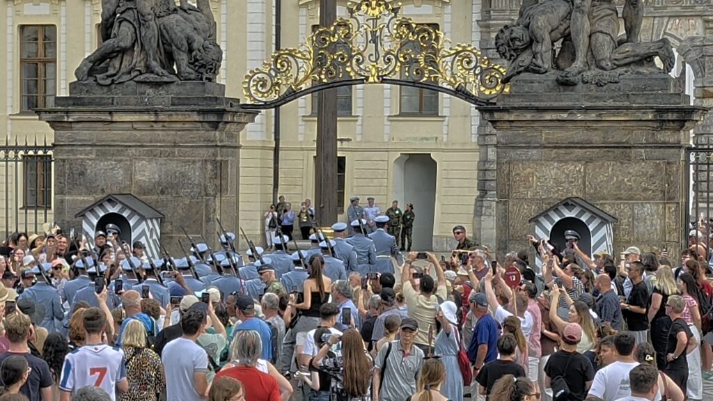 Marschierende Soldaten der Burgwache bei der Wachablösung am Tor der Giganten der Prager Burg