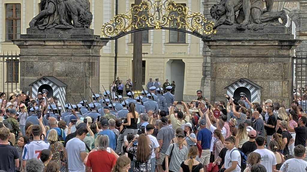 Marschierende Soldaten der Burgwache bei der Wachablösung am Tor der Giganten der Prager Burg
