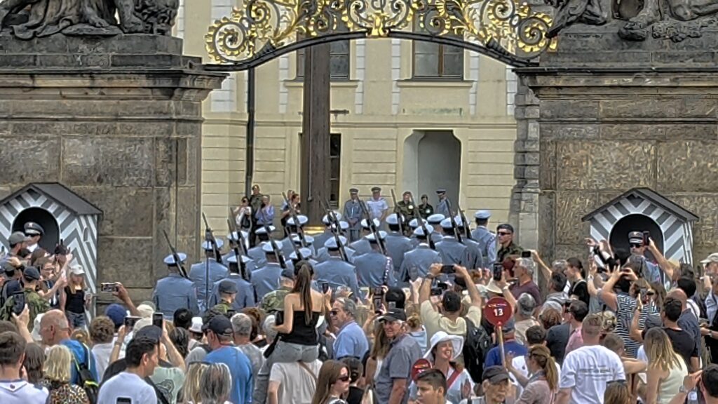 Marschierende Soldaten der Burgwache bei der Wachablösung am Tor der Giganten der Prager Burg