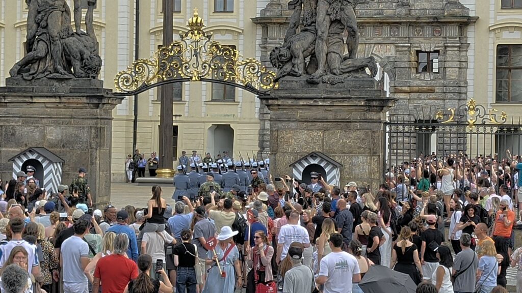 Marschierende Soldaten der Burgwache bei der Wachablösung am Tor der Giganten der Prager Burg