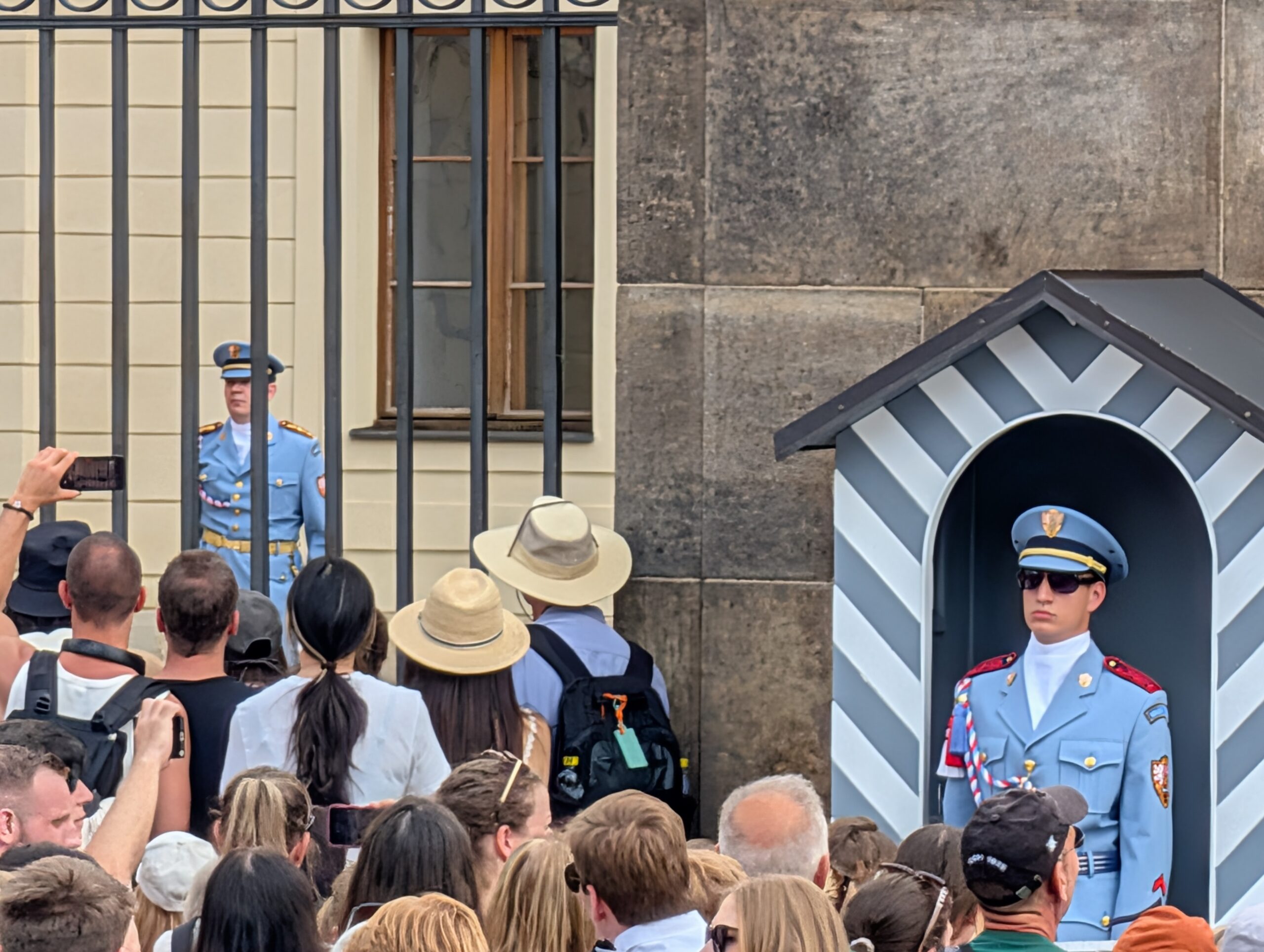 Soldat der Burgwache im Wachhäuschen mit zahlreichen Besuchern bei der Wachablösung an der Prager Burg