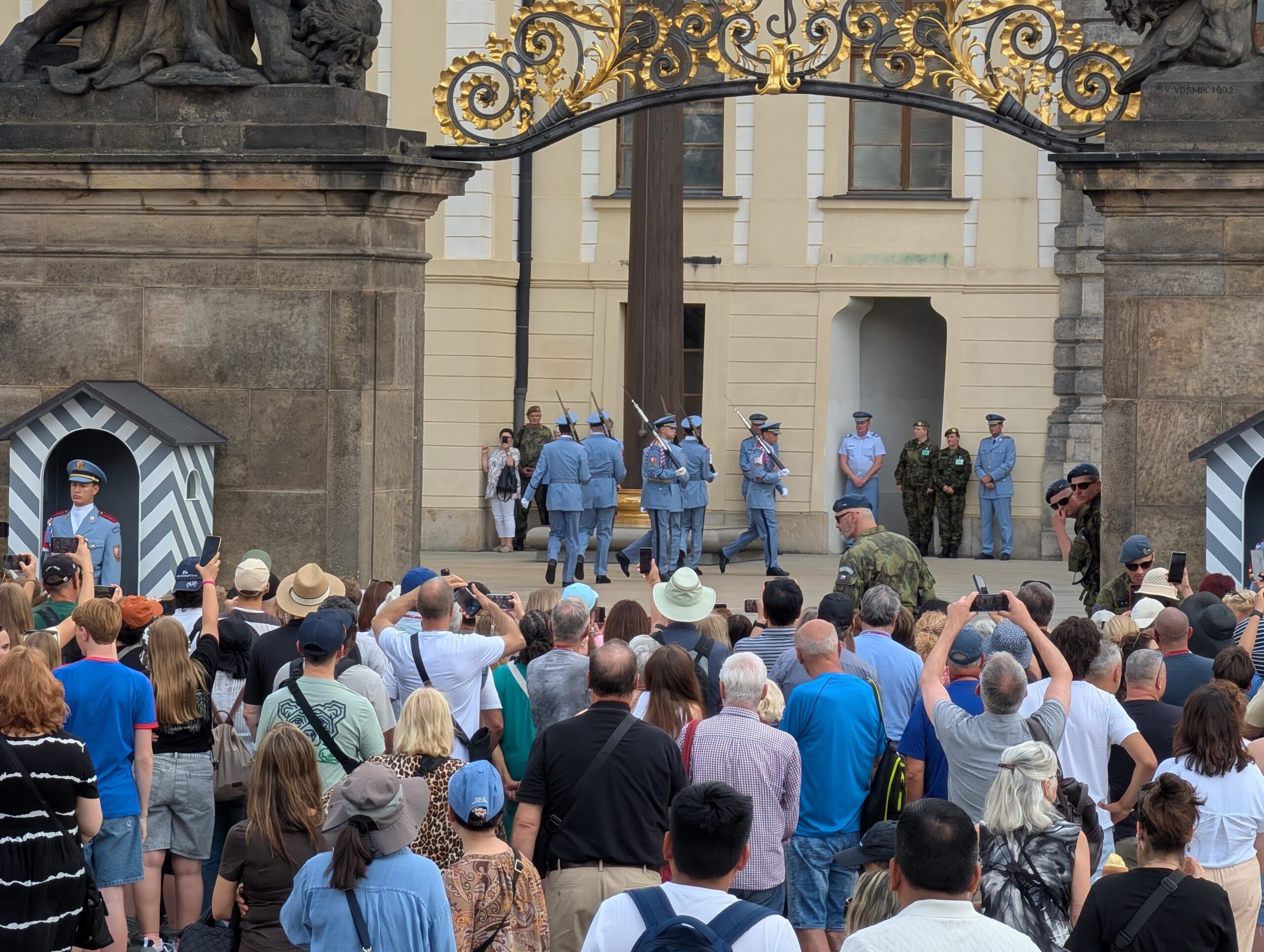 Soldaten der Burgwache bei der Wachablösung im Ehrenhof der Prager Burg vor zahlreichen Besuchern