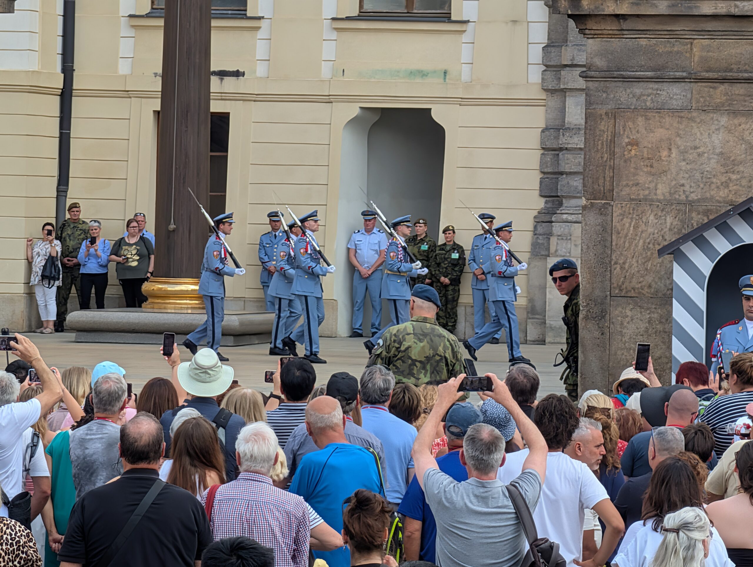 Soldaten der Burgwache bei der Wachablösung im Ehrenhof der Prager Burg vor zahlreichen Besuchern